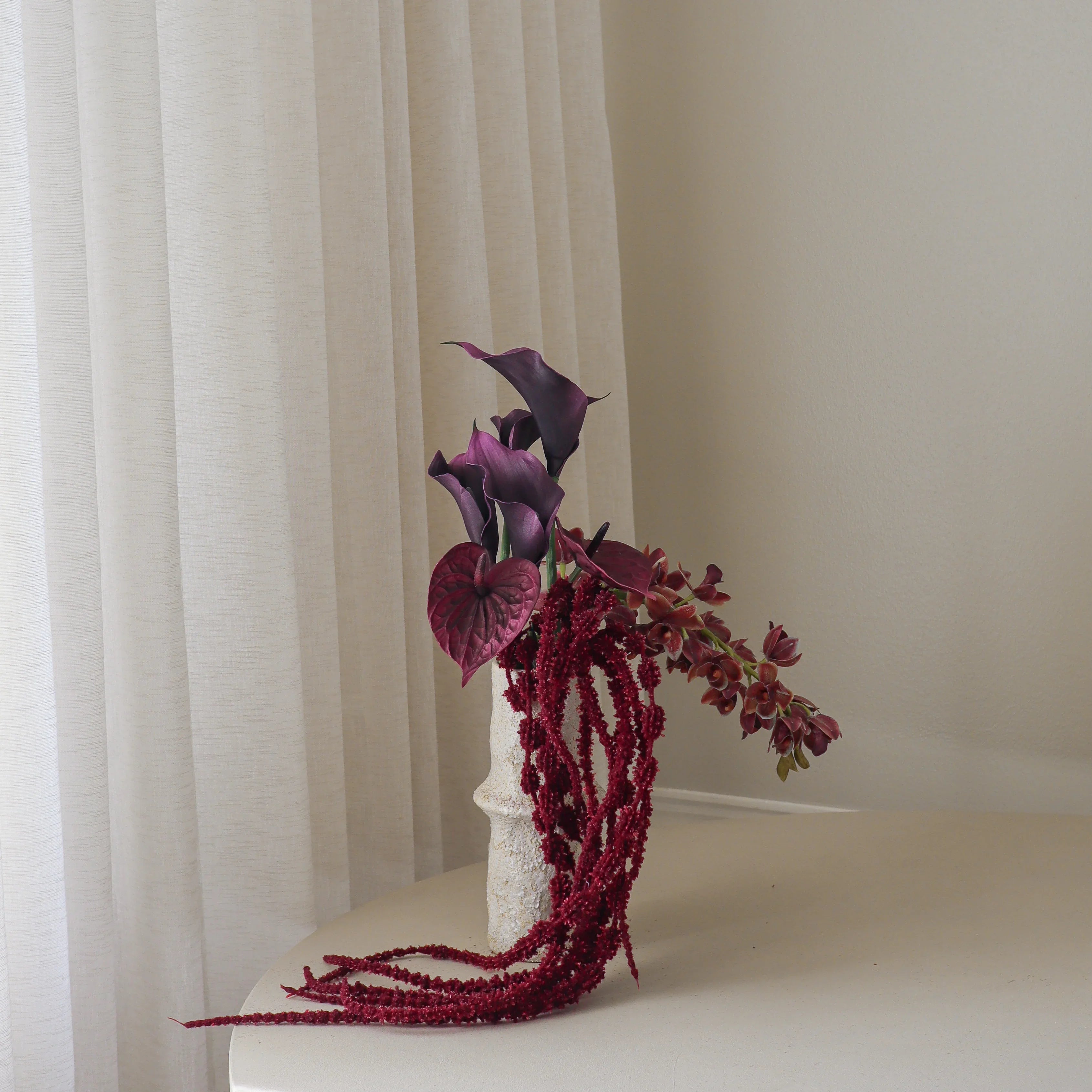 Burgundy Dream - kunstbloemen boeket in interieur setting