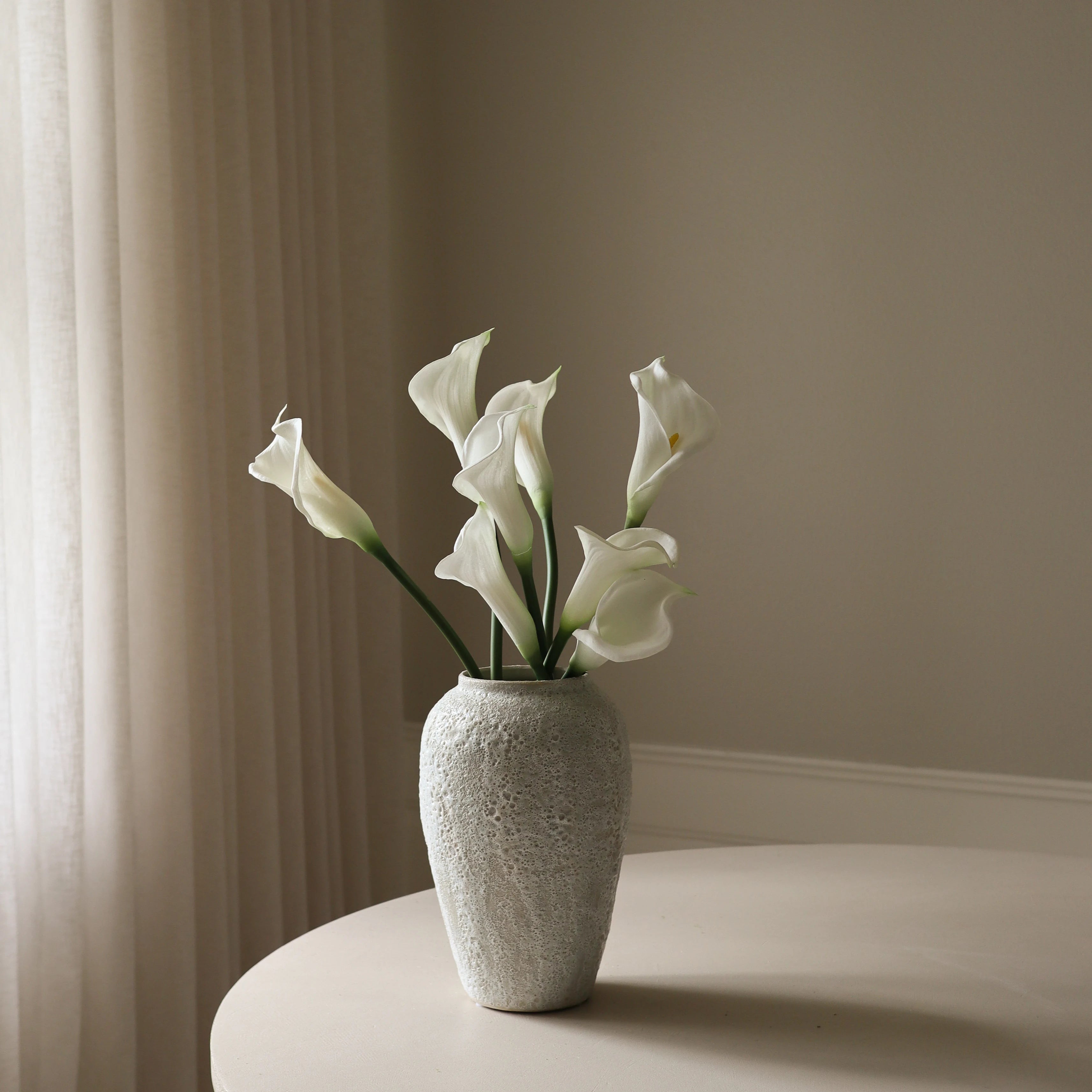 White Calla Lily Bouquet — kunstbloemen boeket van Botane