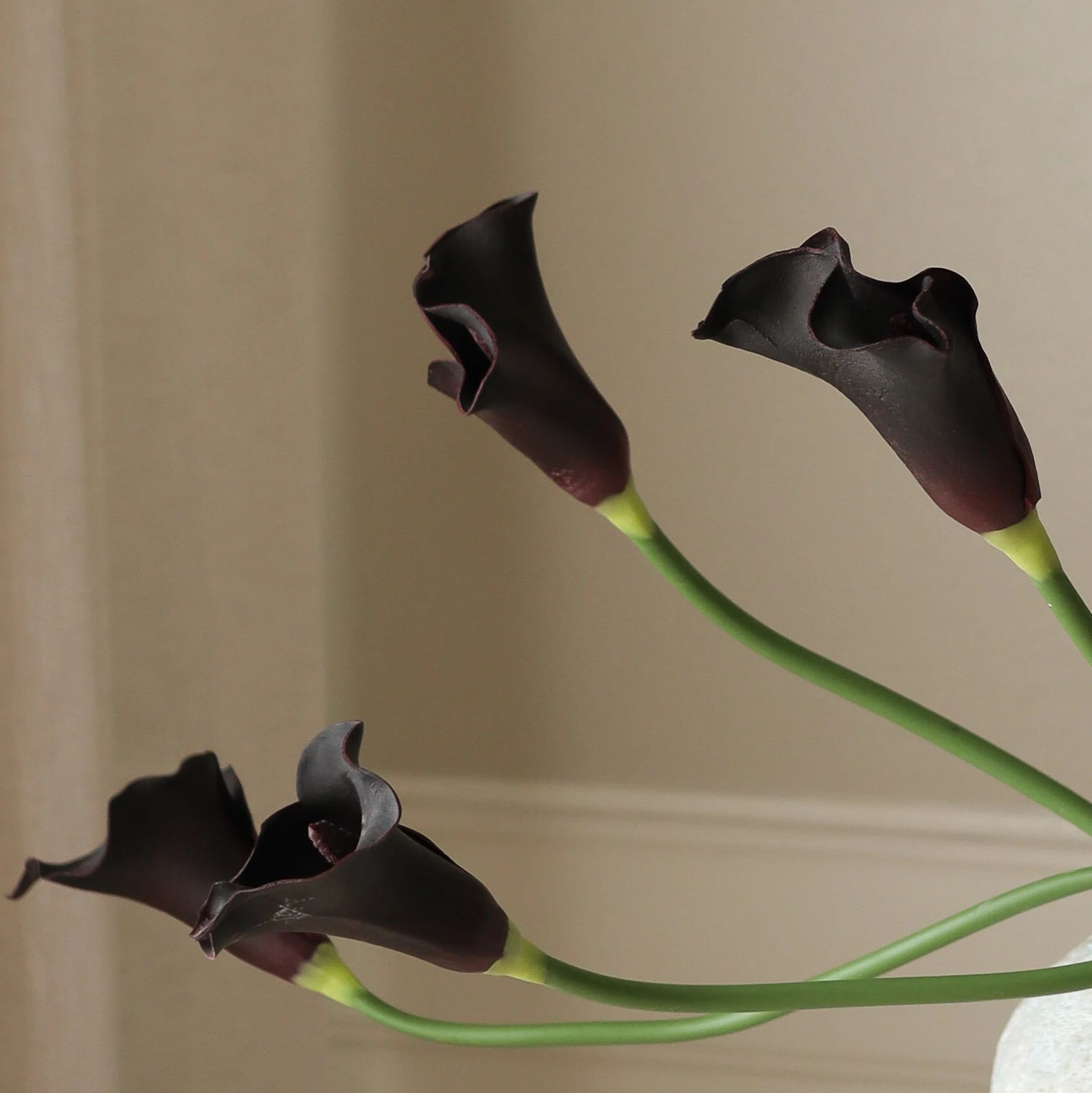 Black Calla Lily Bouquet — kunstbloemen boeket van Botane, detailfoto 2