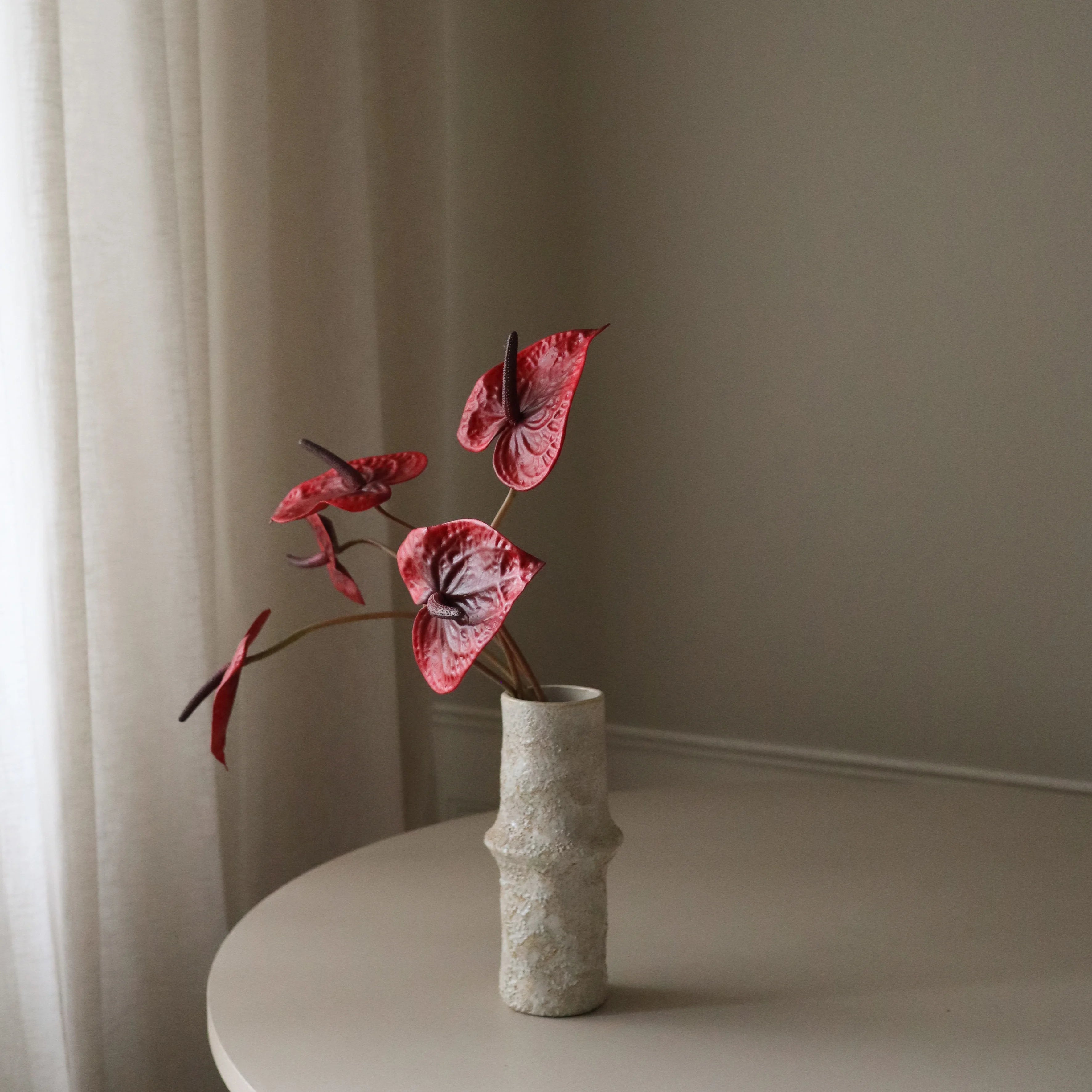 Still Red met vaas — kunstbloemen bundel van Botane, detailfoto 3