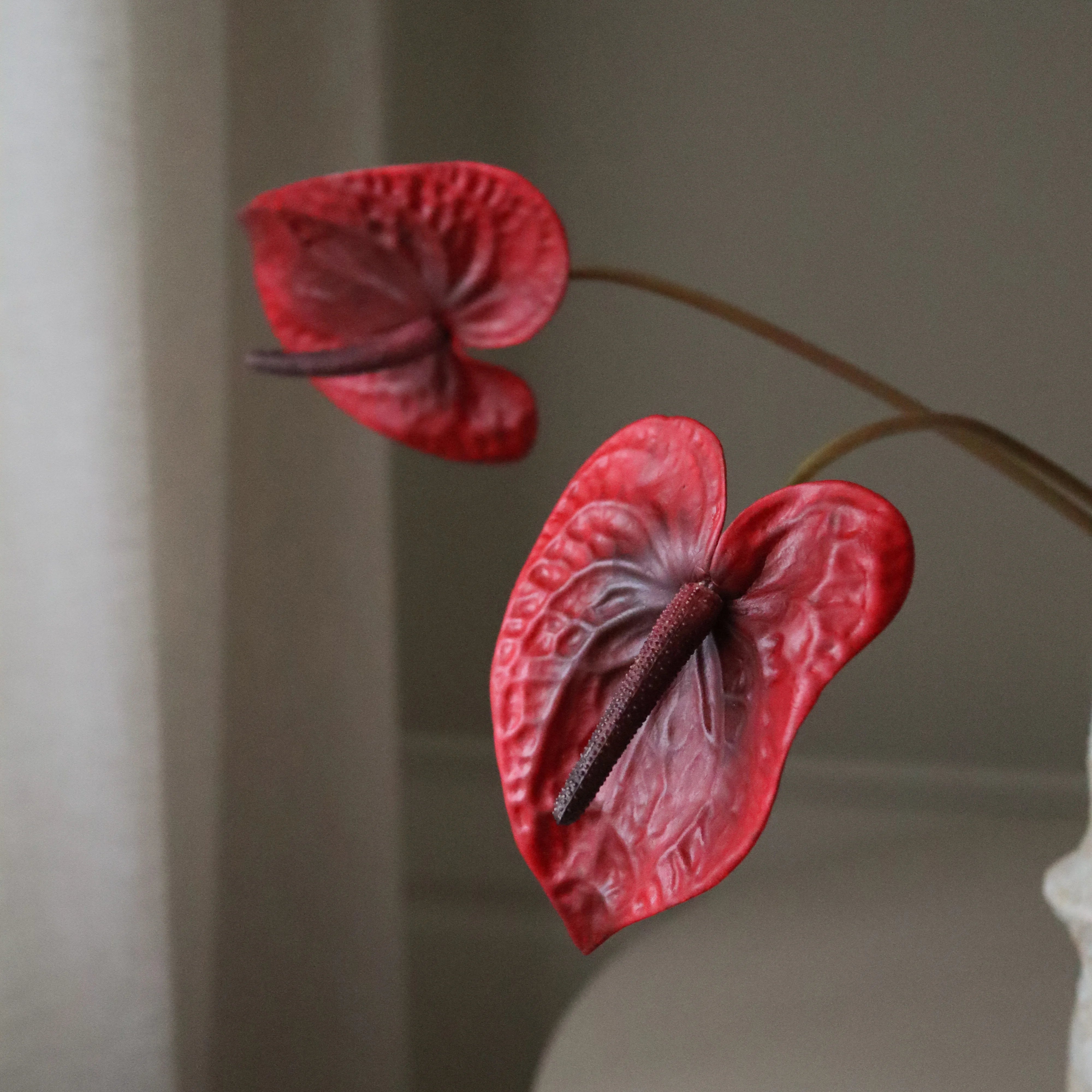 Still Red met vaas — kunstbloemen bundel van Botane, detailfoto 2