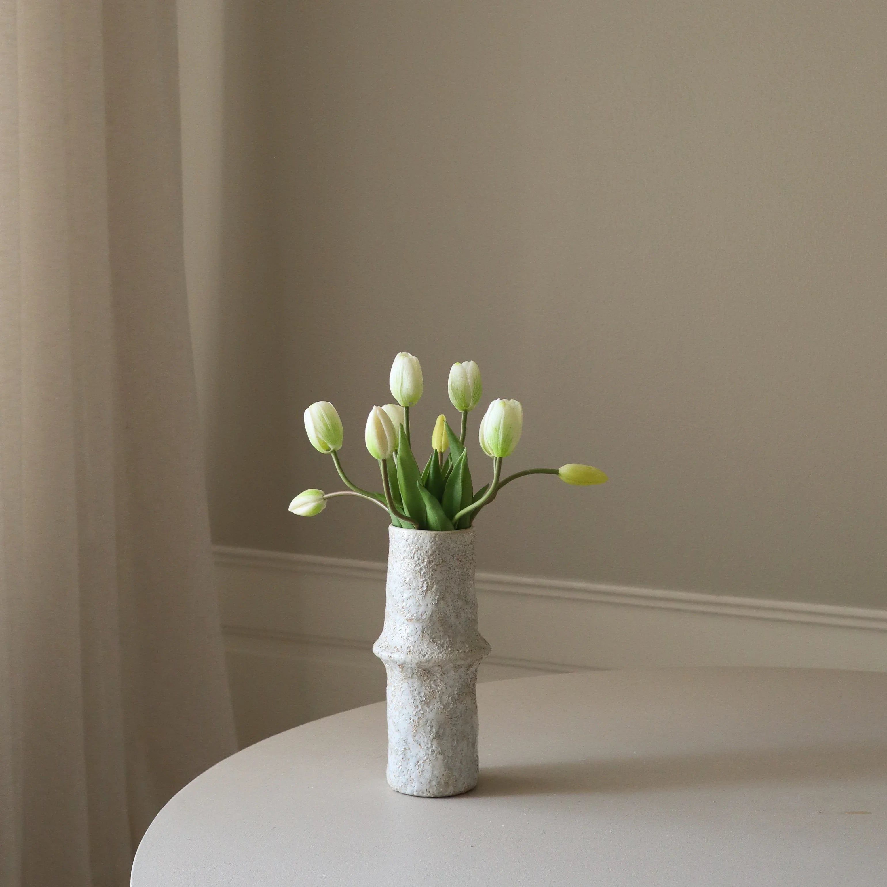White Tulip Bouquet — kunstbloemen boeket van Botane