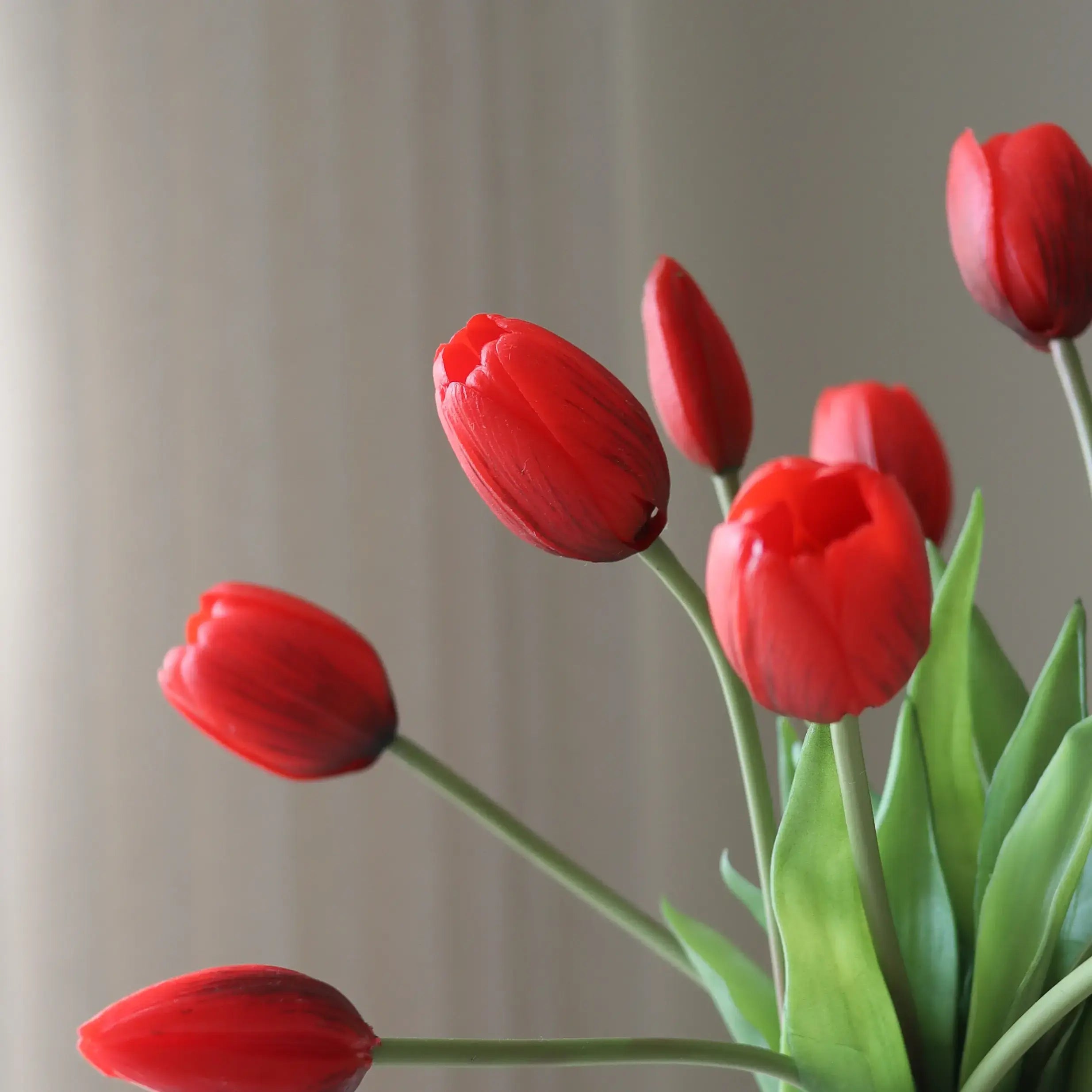 Red Tulip Bouquet — kunstbloemen boeket van Botane, detailfoto 2