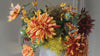 Detailopname van een boeket kunstbloemen