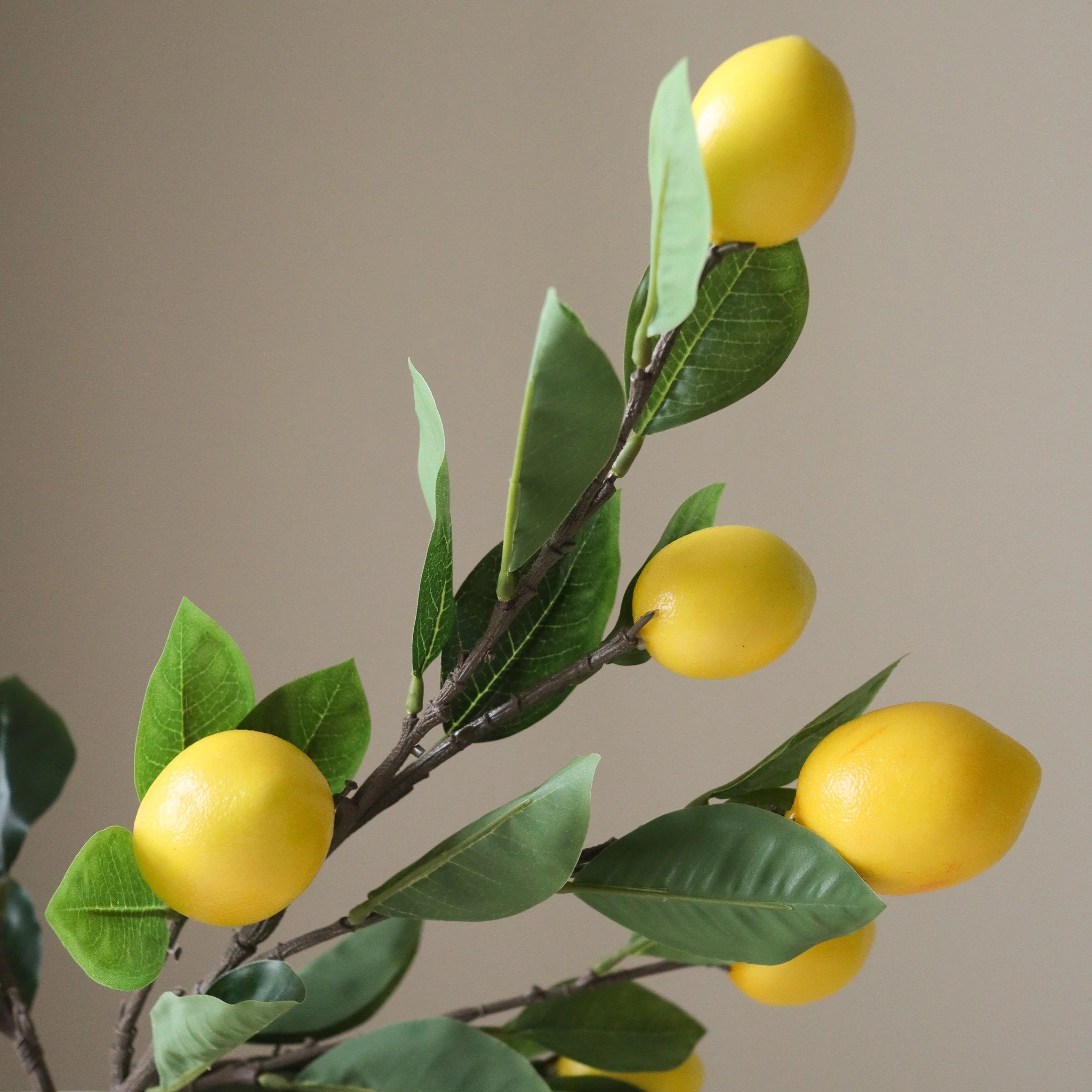 When Life Gives You Lemons met vaas — kunstbloemen bundel van Botane, detailfoto 2