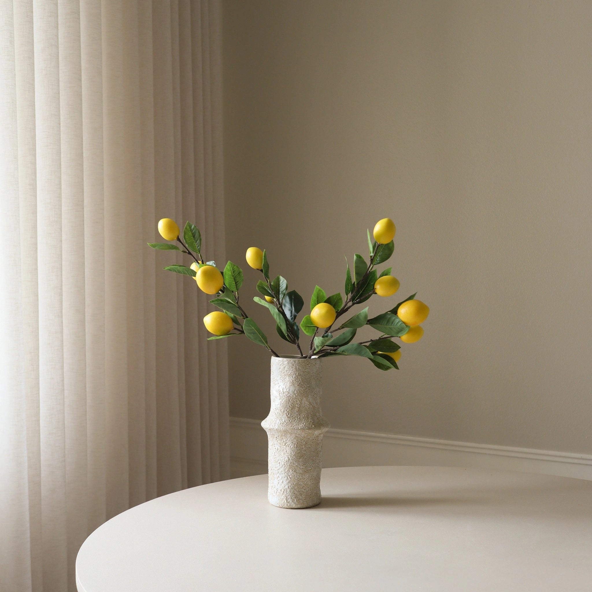 When Life Gives You Lemons met vaas — kunstbloemen bundel van Botane, detailfoto 3