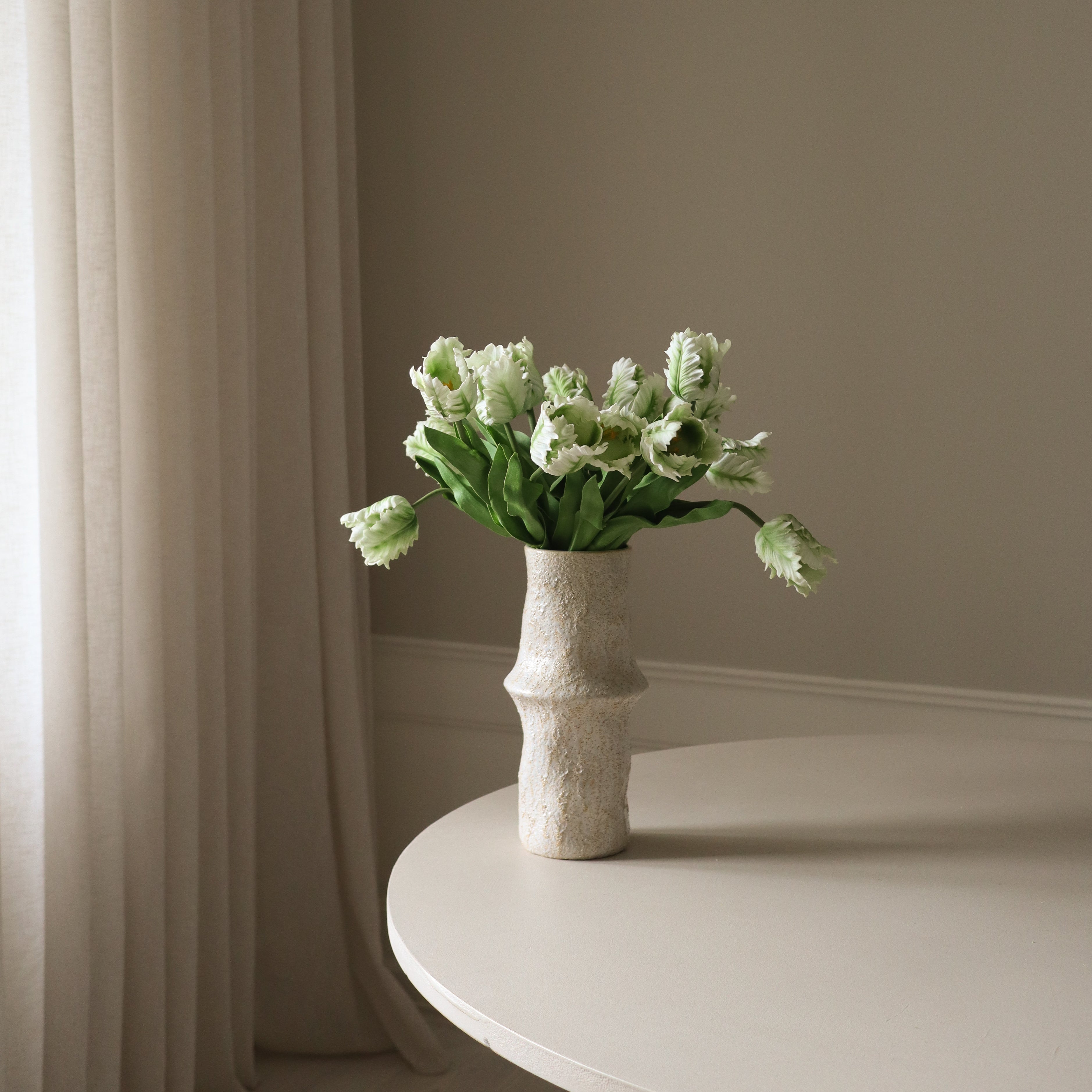 White Small Parrot Tulip Bouquet — kunstbloemen boeket van Botane