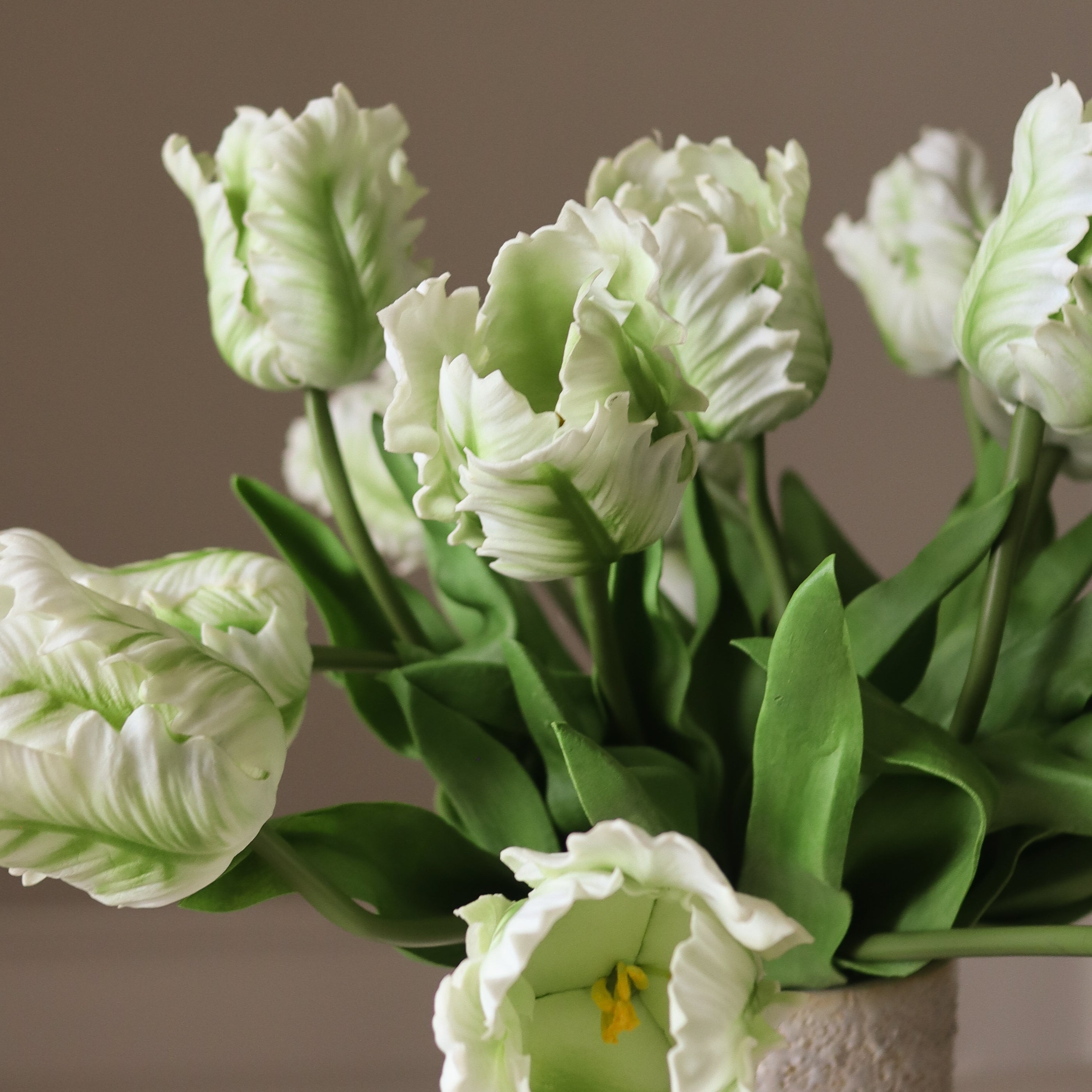 White Small Parrot Tulip Bouquet — kunstbloemen boeket van Botane, detailfoto 2