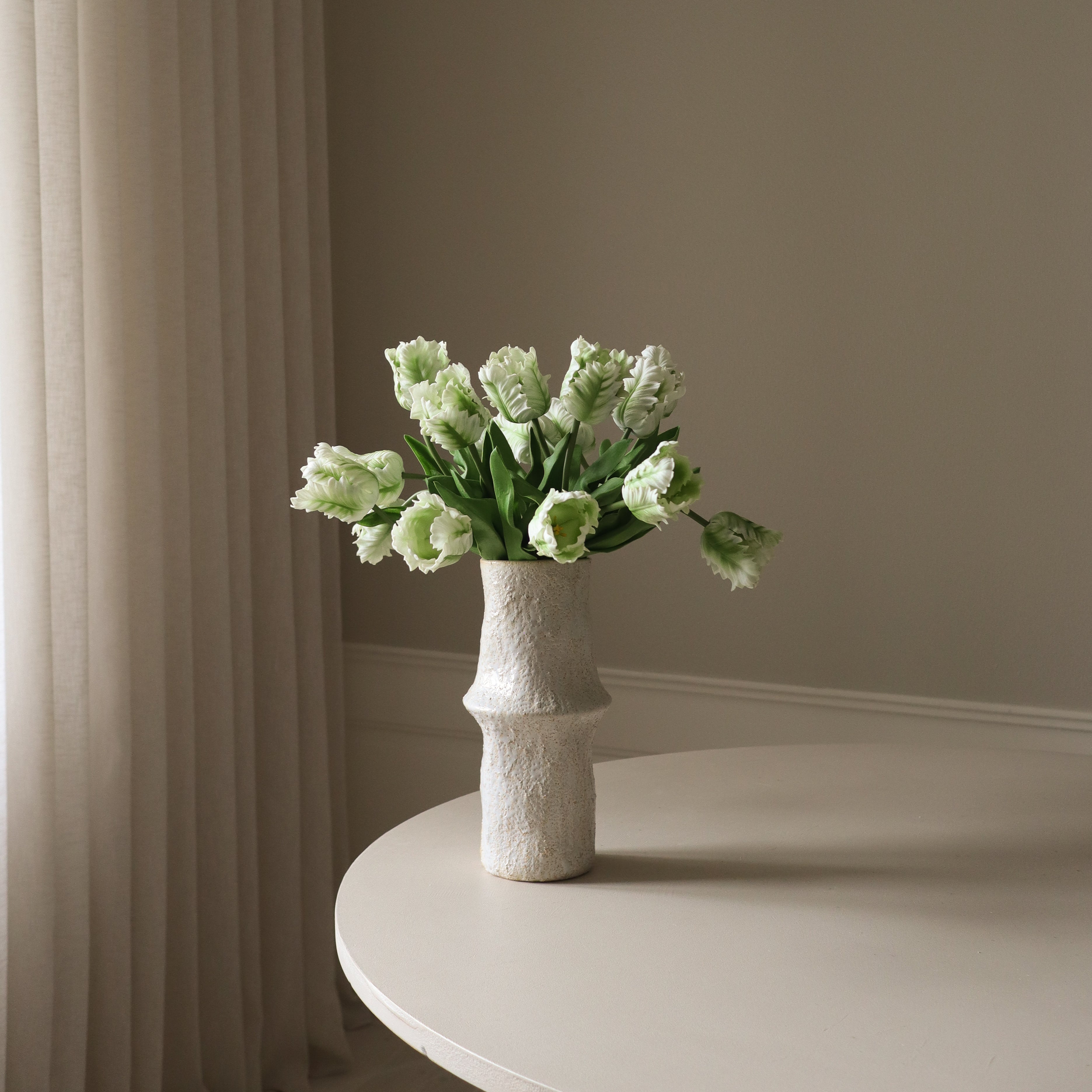 White Small Parrot Tulip Bouquet — kunstbloemen boeket van Botane, detailfoto 3