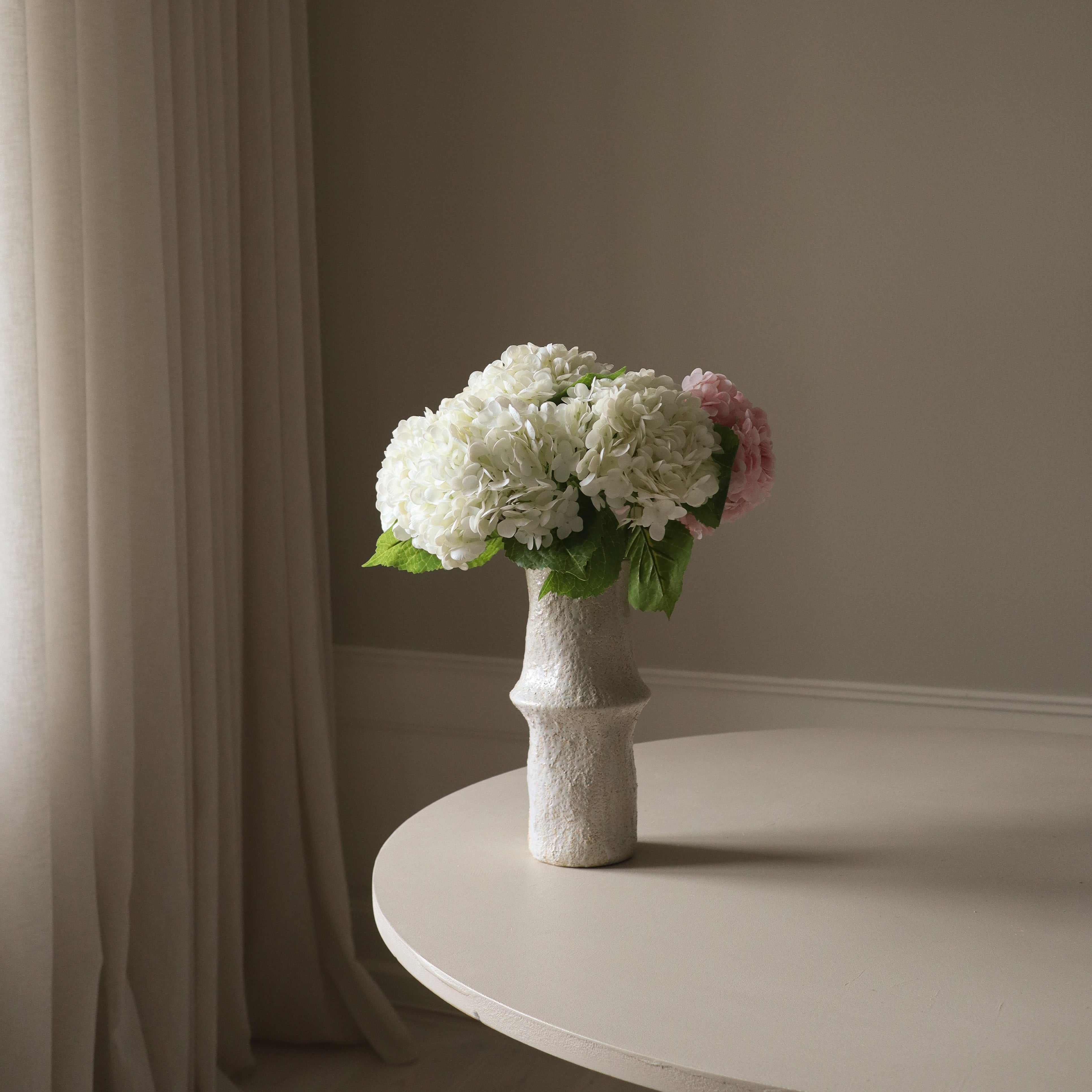 Light Pink Hydrangea Bouquet - kunstbloemen boeket in interieur setting