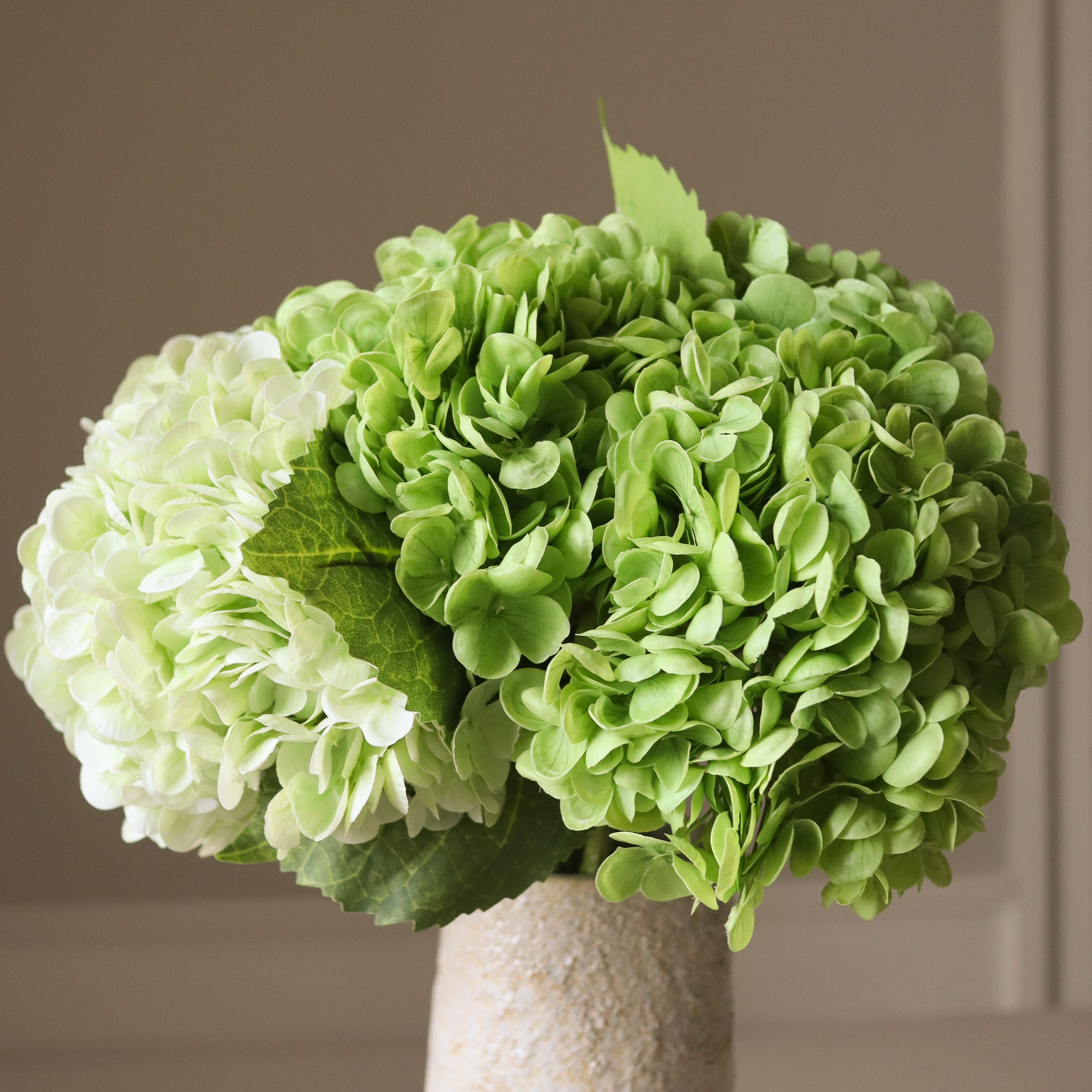 Green Hydrangea Bouquet — kunstbloemen boeket van Botane, detailfoto 2