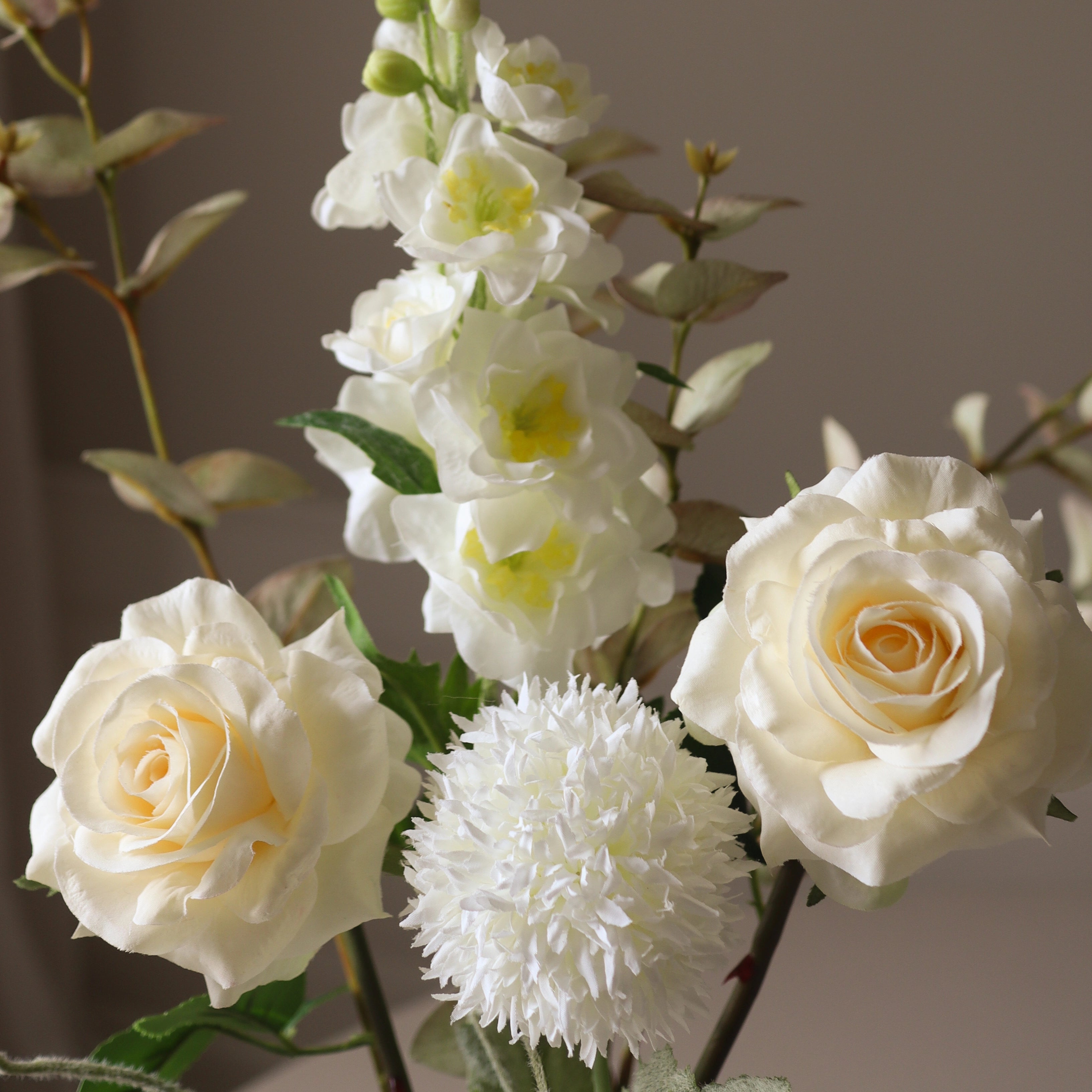 White Silk — kunstbloemen boeket van Botane, detailfoto 2