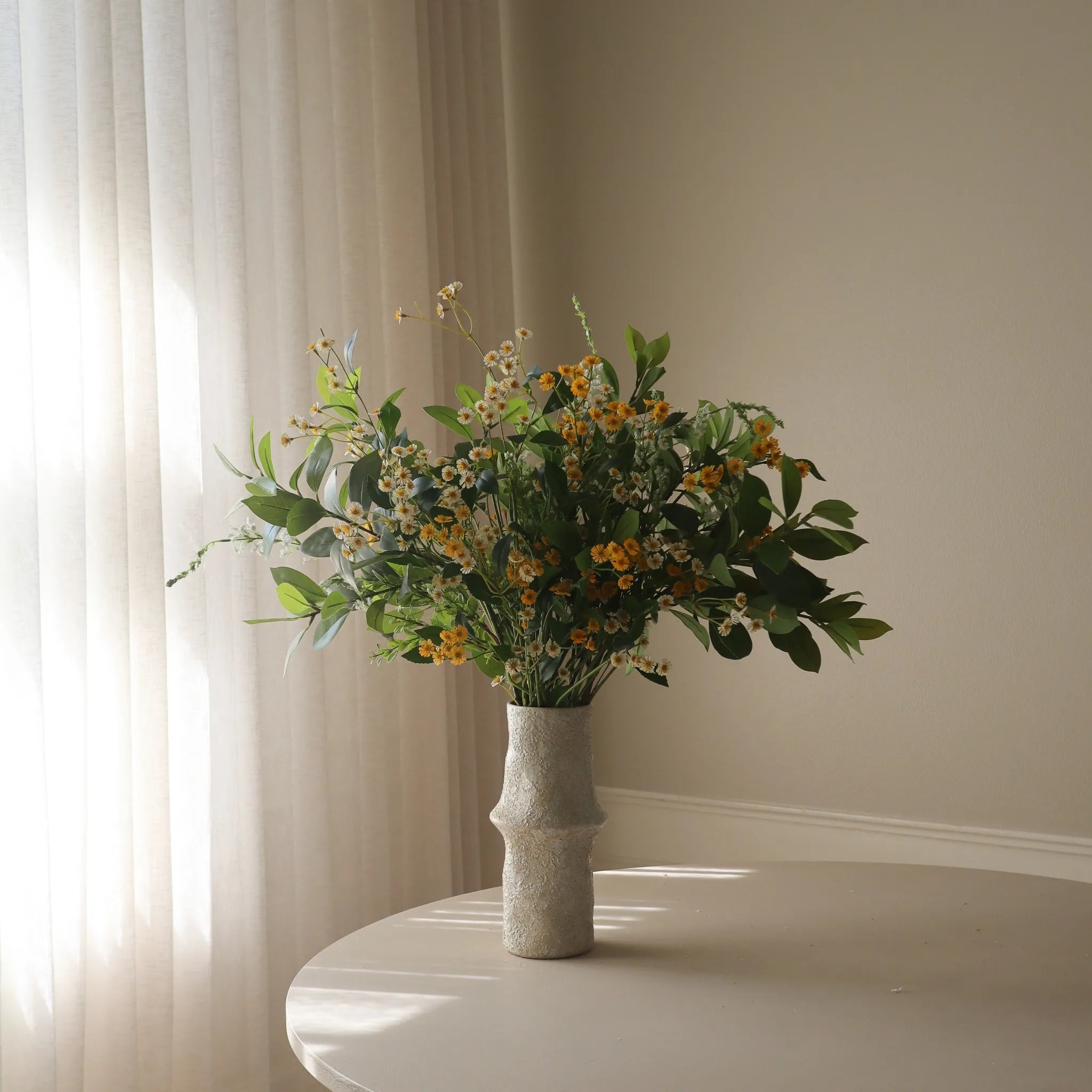 Daisy Field met vaas — kunstbloemen bundel van Botane