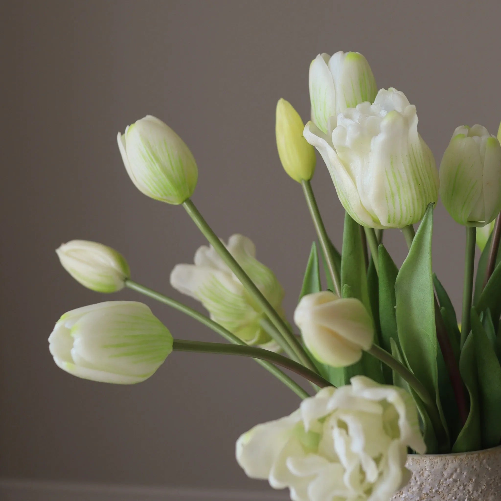 White Tulip Bouquet Mixed — kunstbloemen boeket van Botane, detailfoto 2