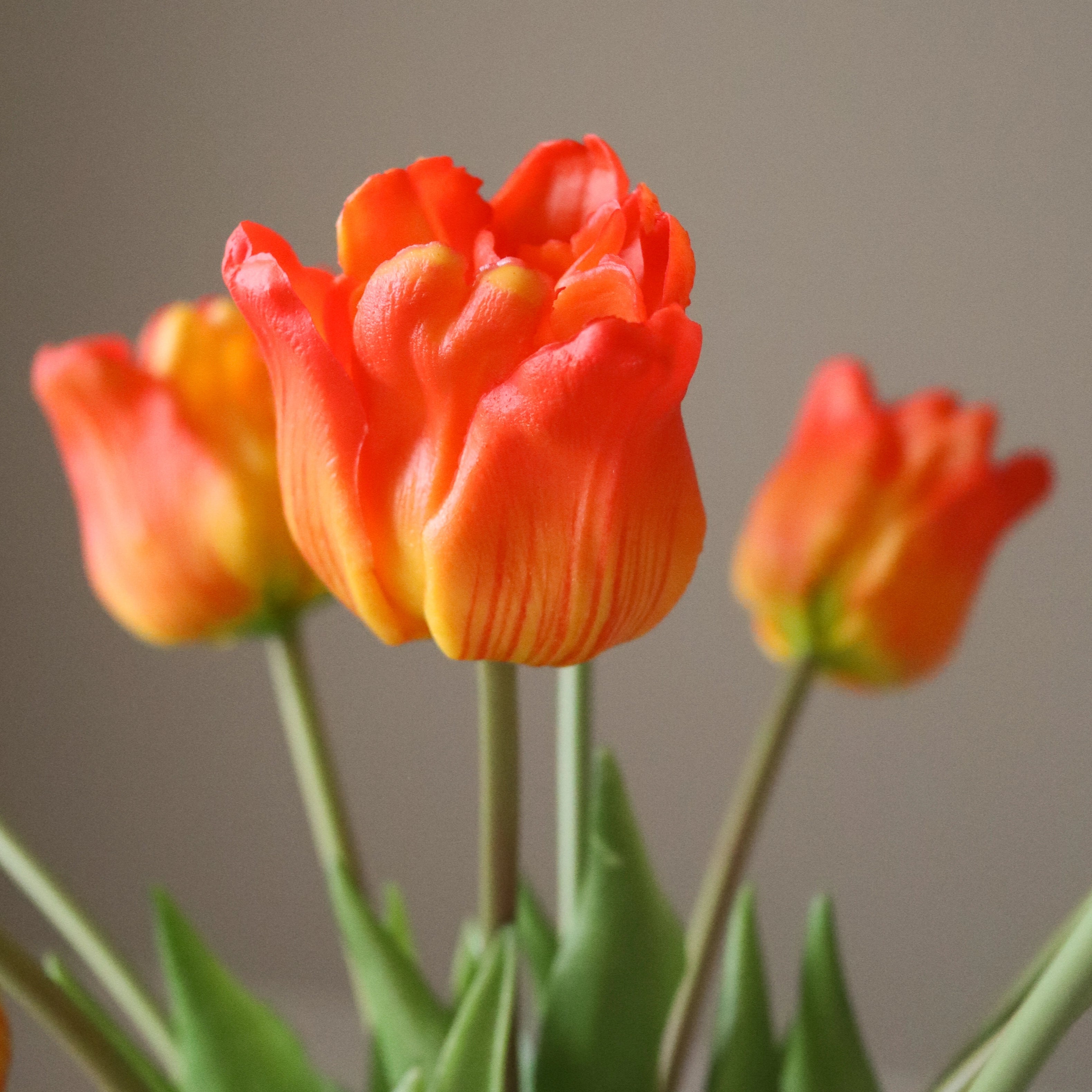 Orange Triumph Tulip Bouquet — kunstbloemen boeket van Botane, detailfoto 2