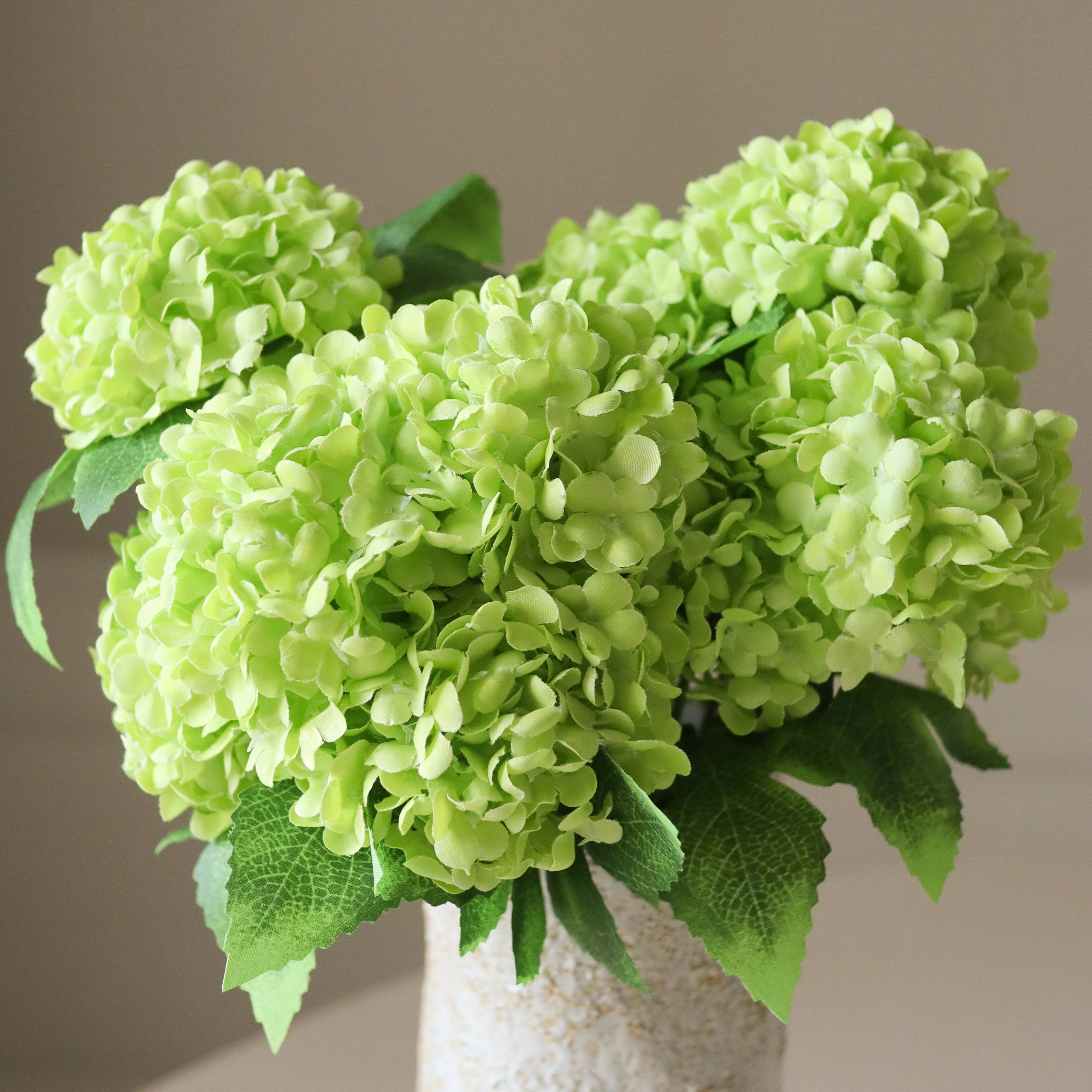 Green Mini Snowball Hydrangea Bouquet — kunstbloemen boeket van Botane, detailfoto 2