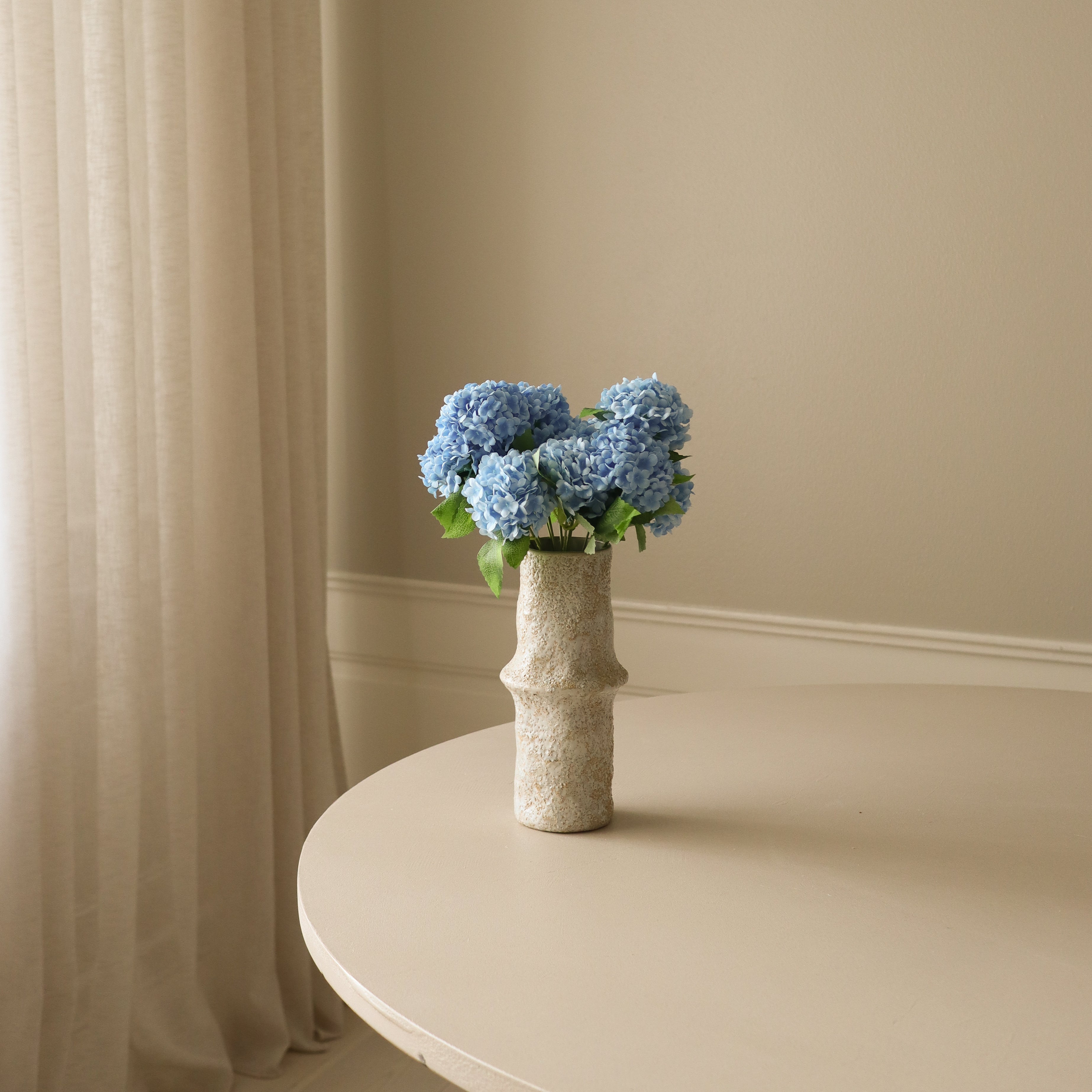 Blue Mini Snowball Hydrangea Bouquet — kunstbloemen boeket van Botane