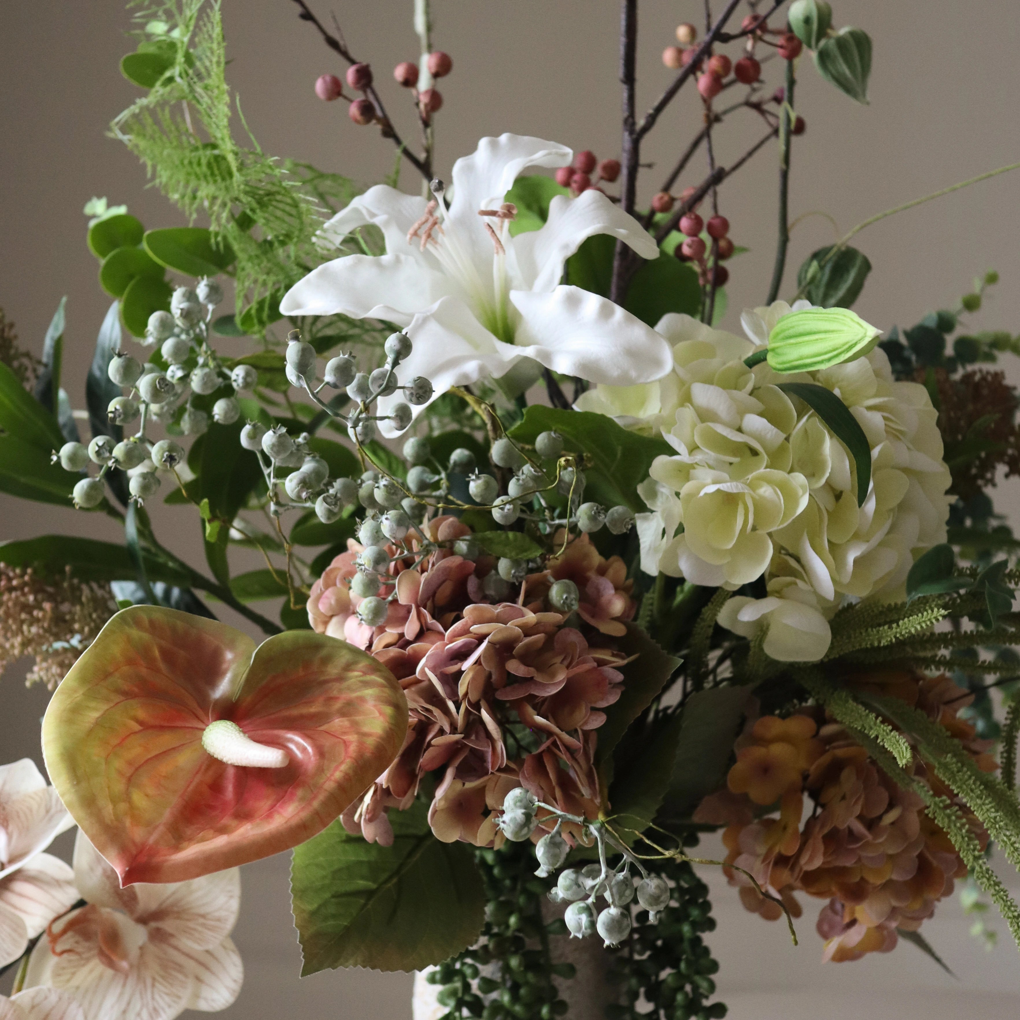 Blossom Whimsy — kunstbloemen boeket van Botane, detailfoto 2