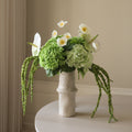 Verdant Grace met vaas — kunstbloemen bundel van Botane