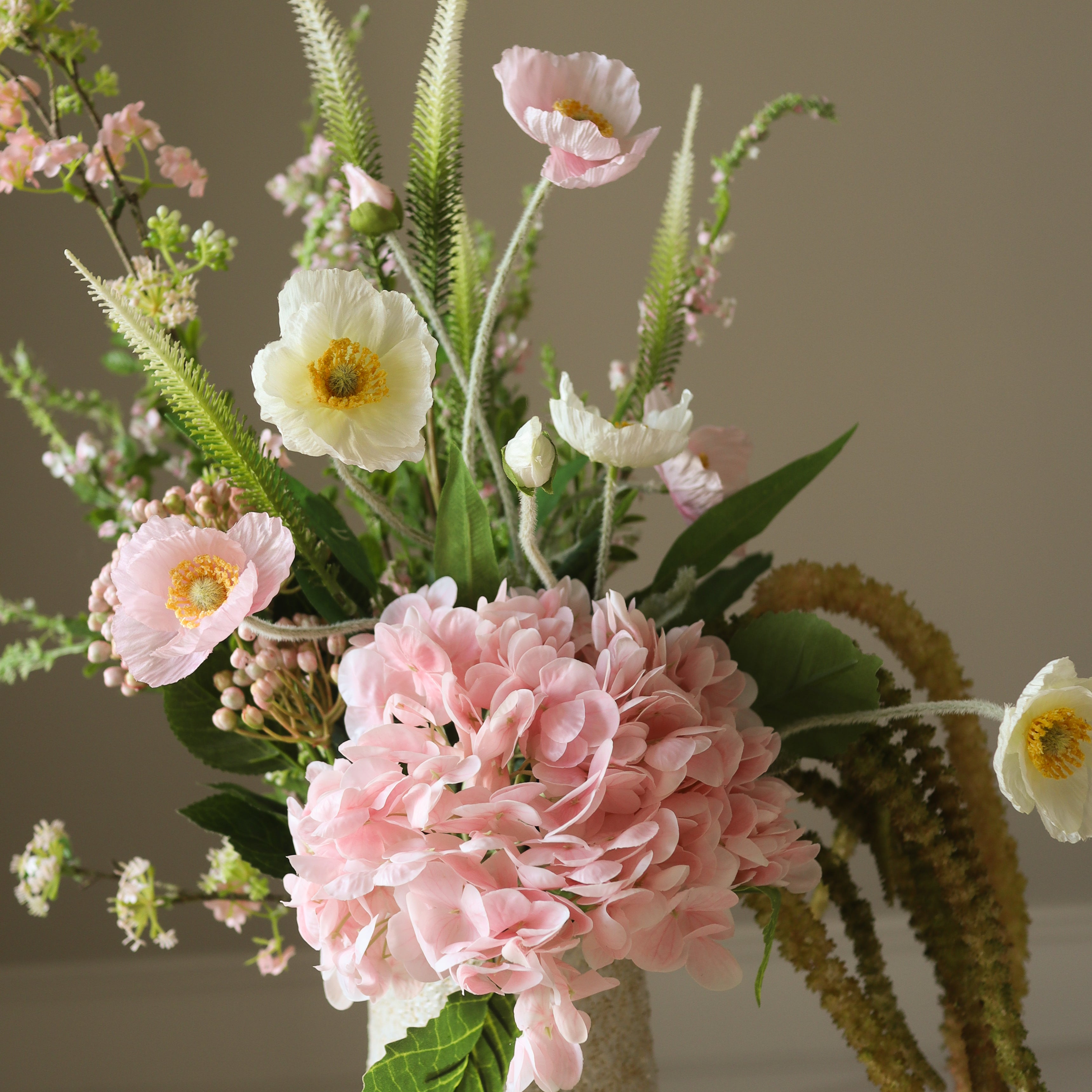 Rose Aurora met vaas — kunstbloemen bundel van Botane, detailfoto 2