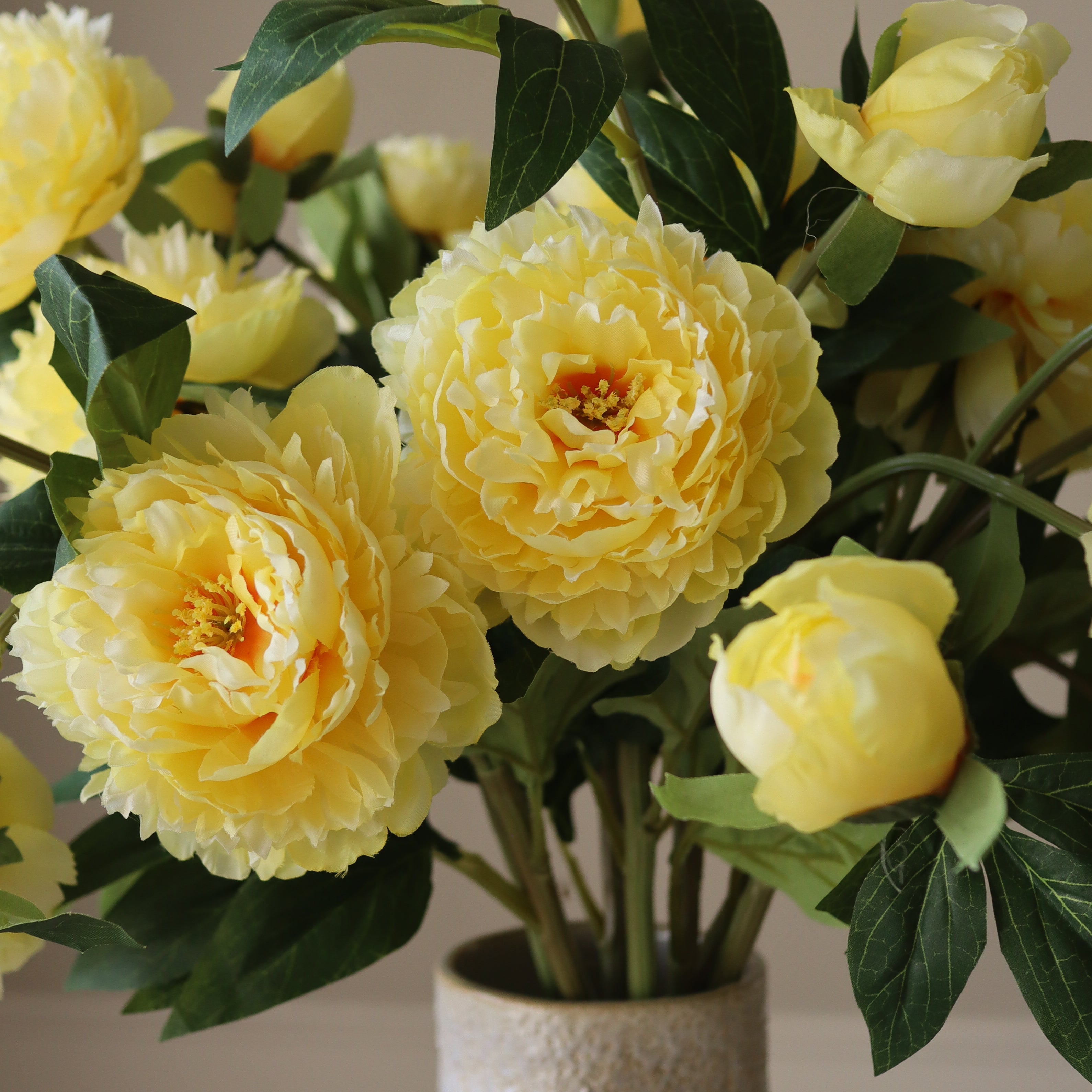 Yellow Peony Bouquet met vaas — kunstbloemen bundel van Botane, detailfoto 2
