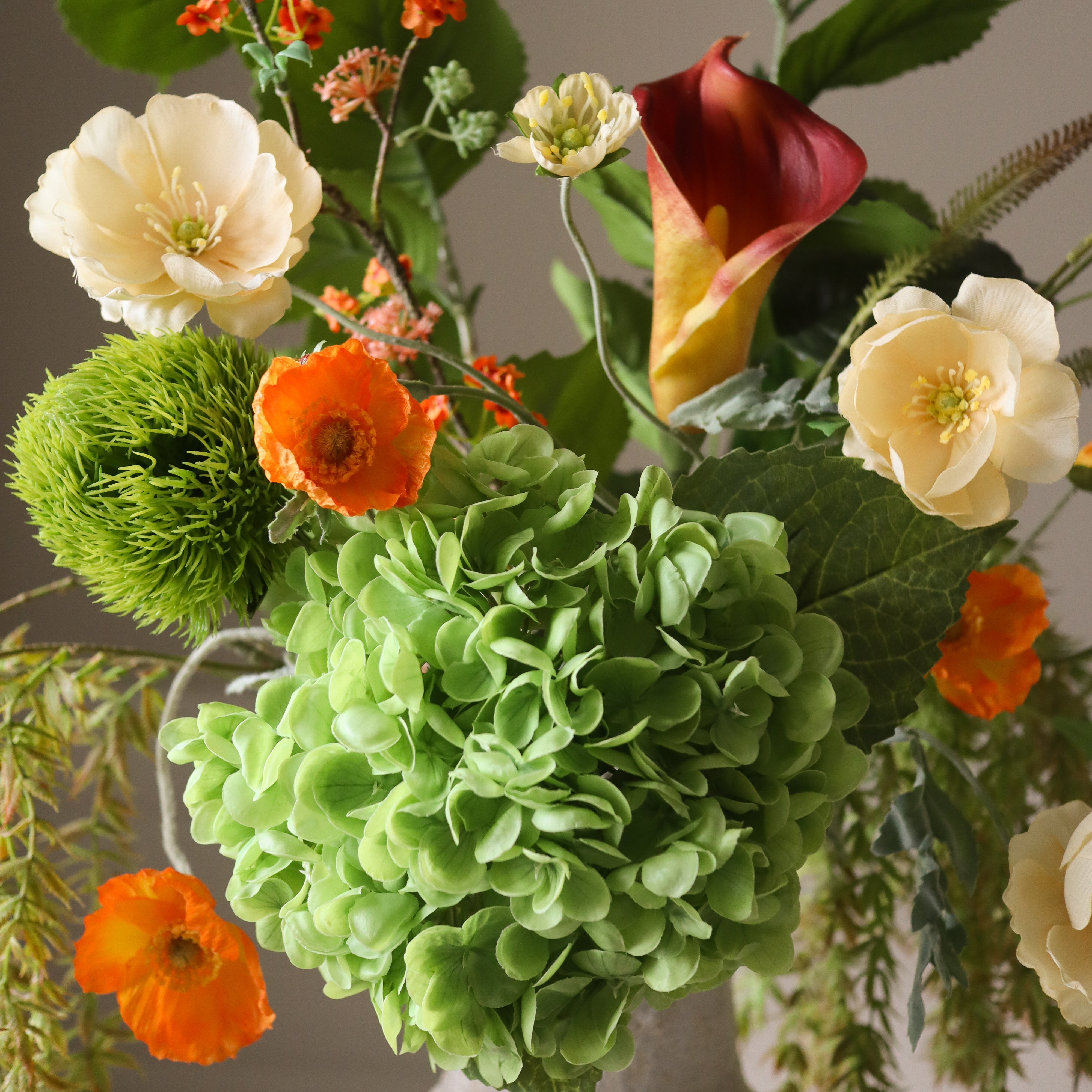 Verdant Whisper — kunstbloemen boeket van Botane, detailfoto 2