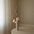 Pale Bloom met vaas