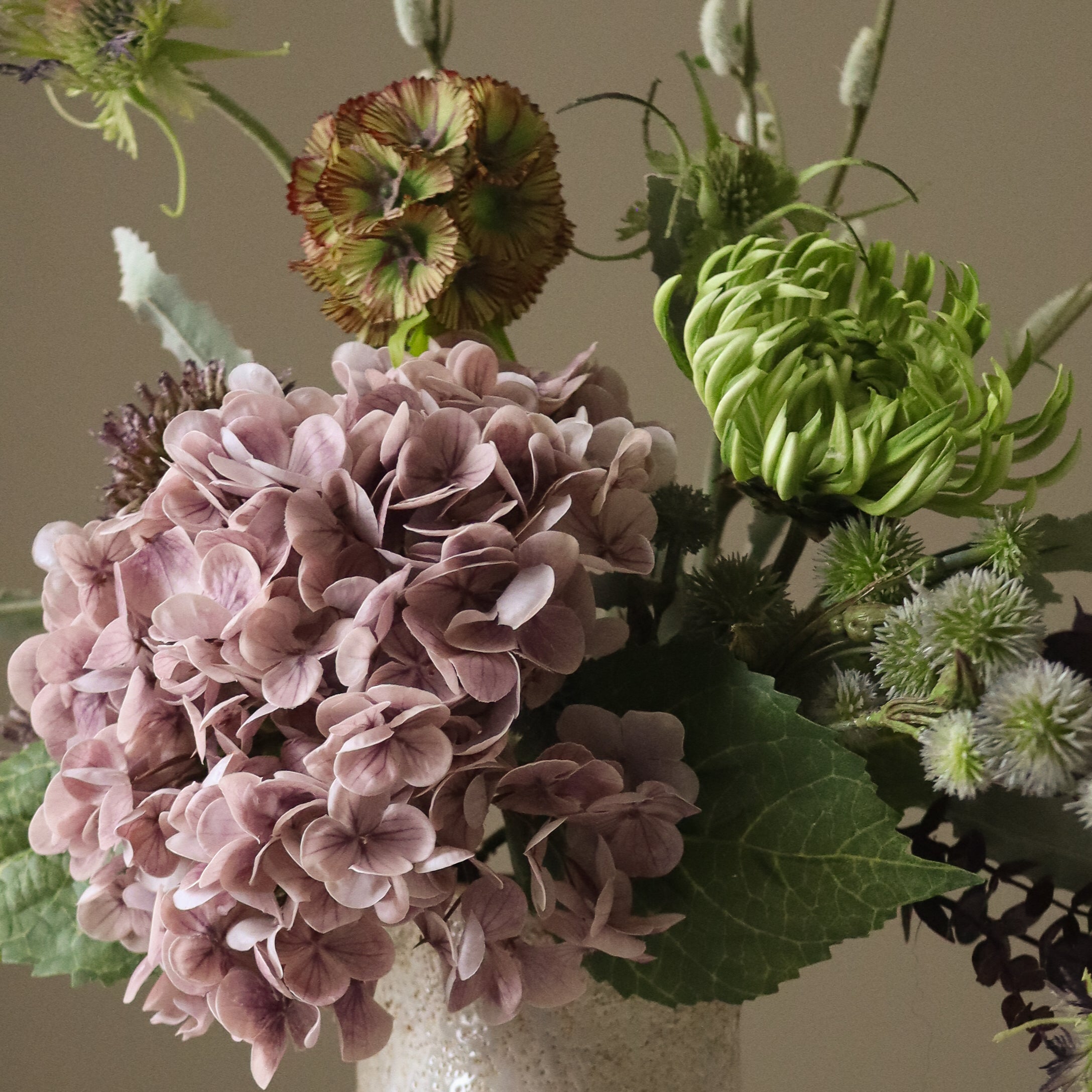 Enchanted Woodland met vaas — kunstbloemen bundel van Botane, detailfoto 2