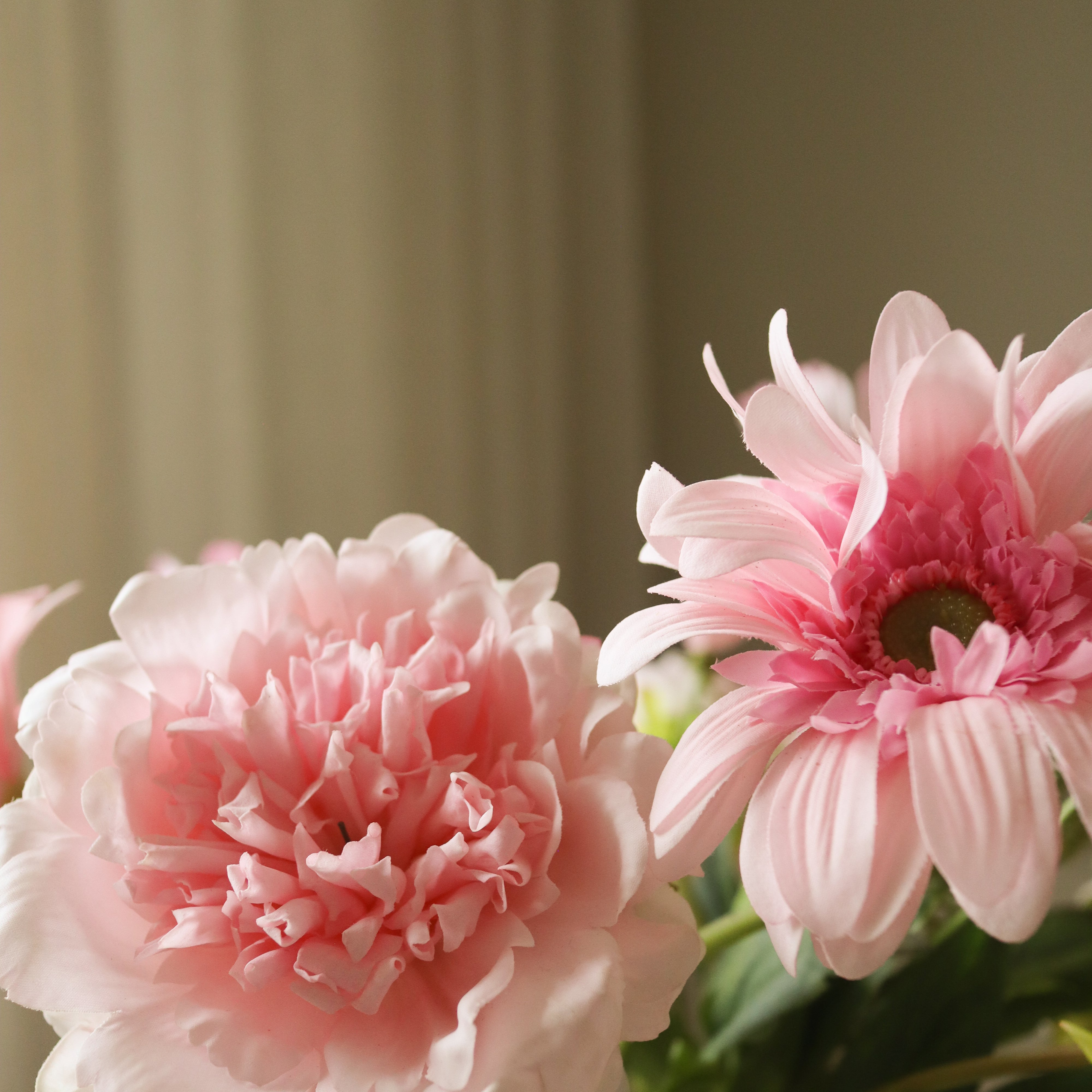 Blush Reverie — kunstbloemen boeket van Botane, detailfoto 2