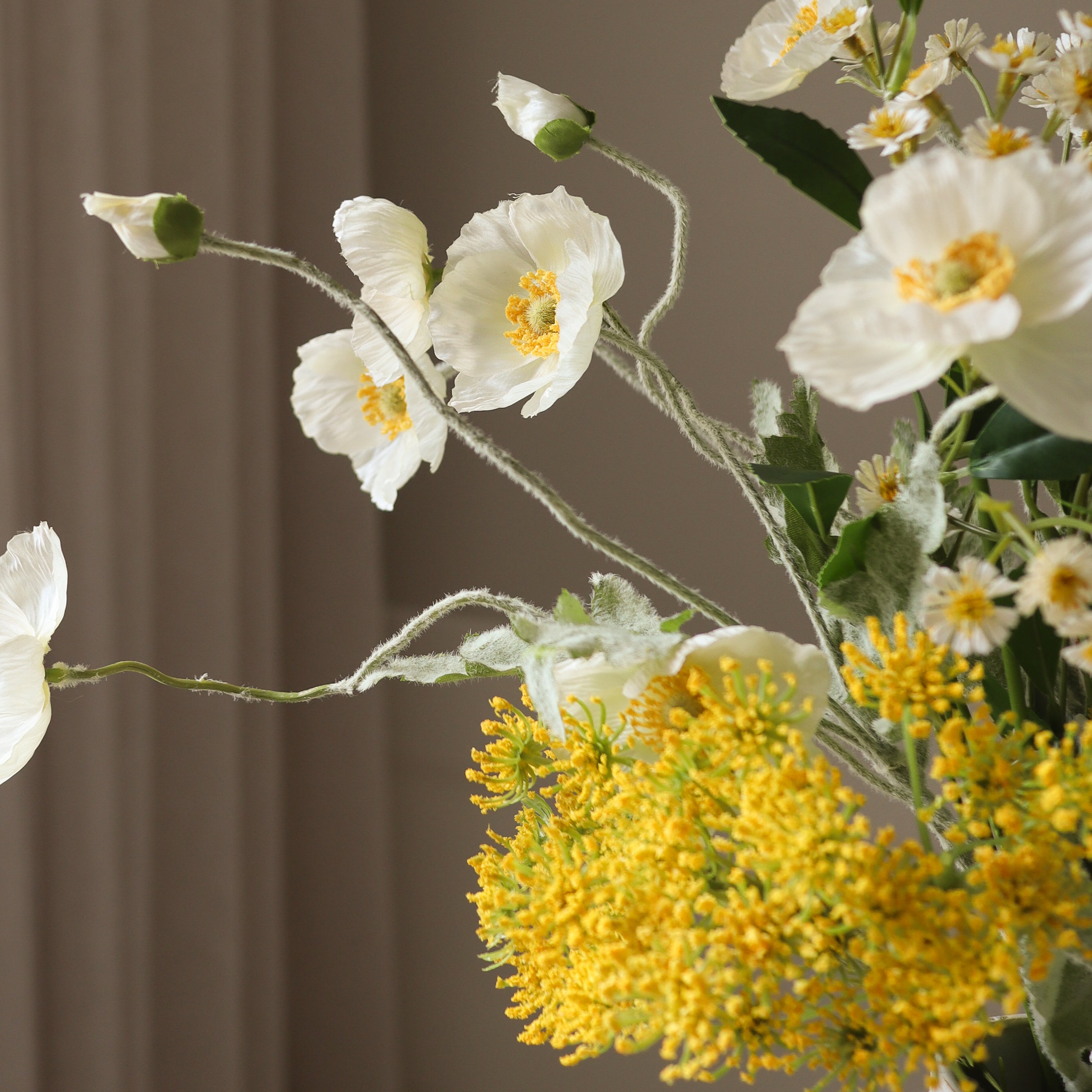 Wild Honey — kunstbloemen boeket van Botane, detailfoto 2