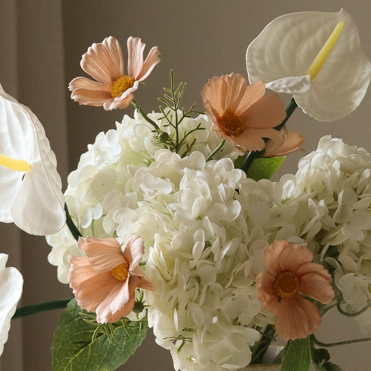 Delicate Whisper met vaas — kunstbloemen bundel van Botane, detailfoto 2