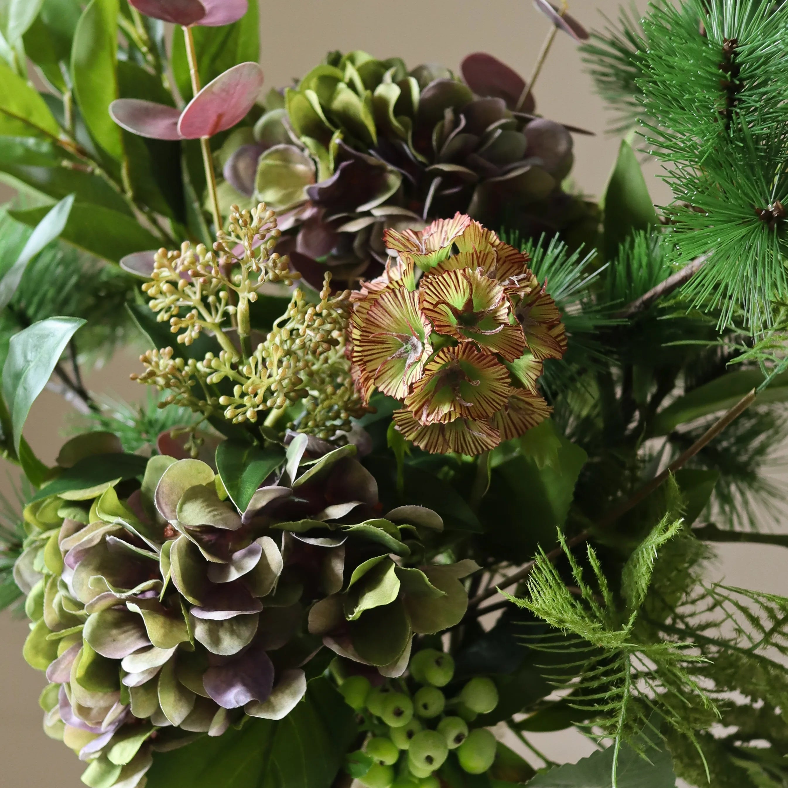 Winter Solace met vaas — kunstbloemen bundel van Botane, detailfoto 2