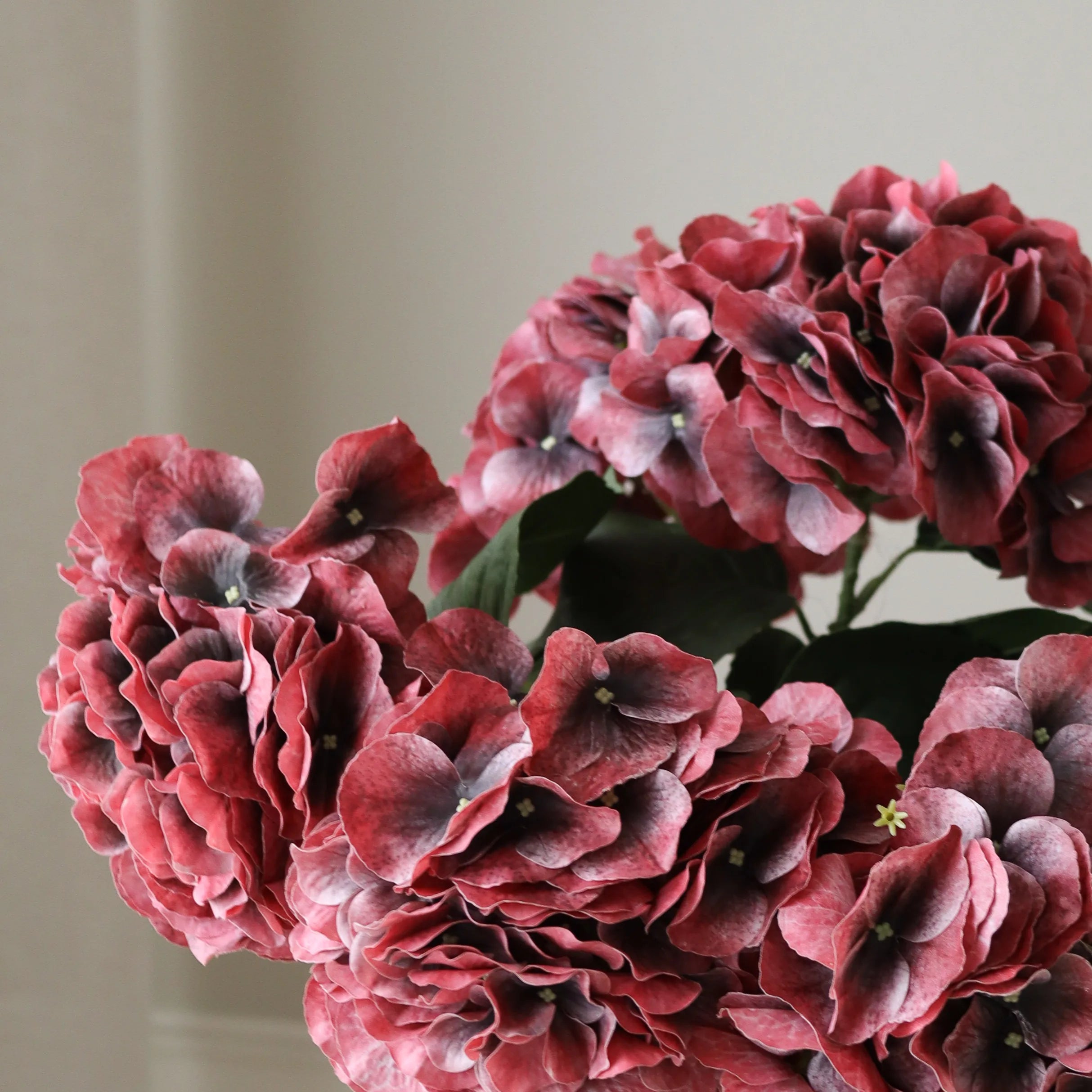 Burgundy Hydrangea Bouquet met vaas — kunstbloemen bundel van Botane, detailfoto 2