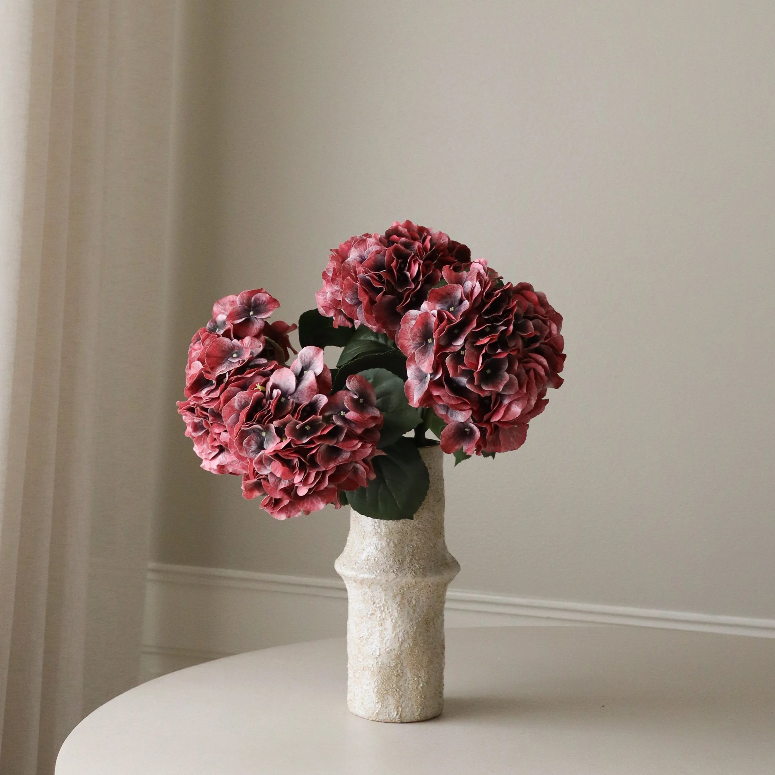 Burgundy Hydrangea Bouquet — kunstbloemen boeket van Botane, detailfoto 3