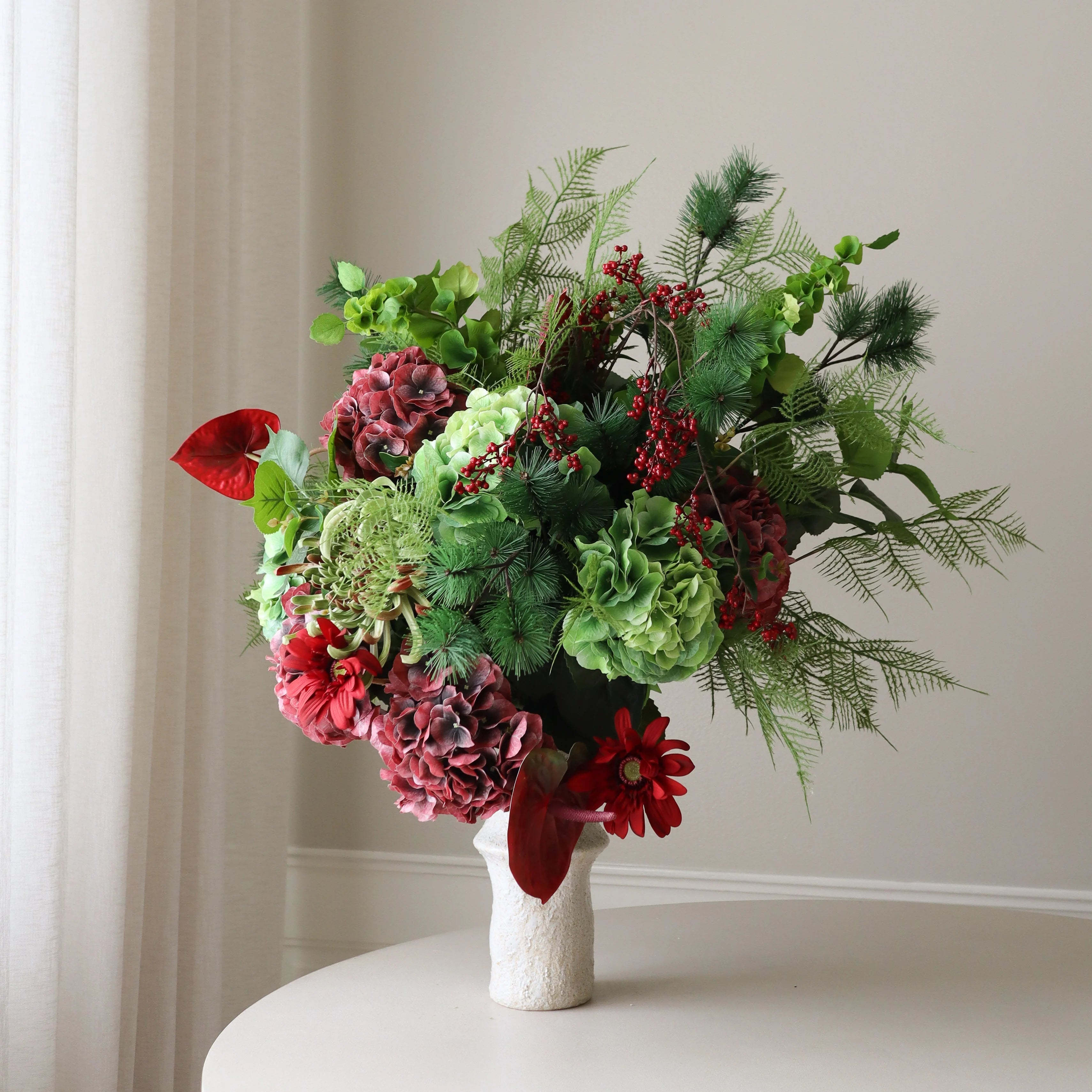 Crimson Evergreen — kunstbloemen boeket van Botane, detailfoto 3