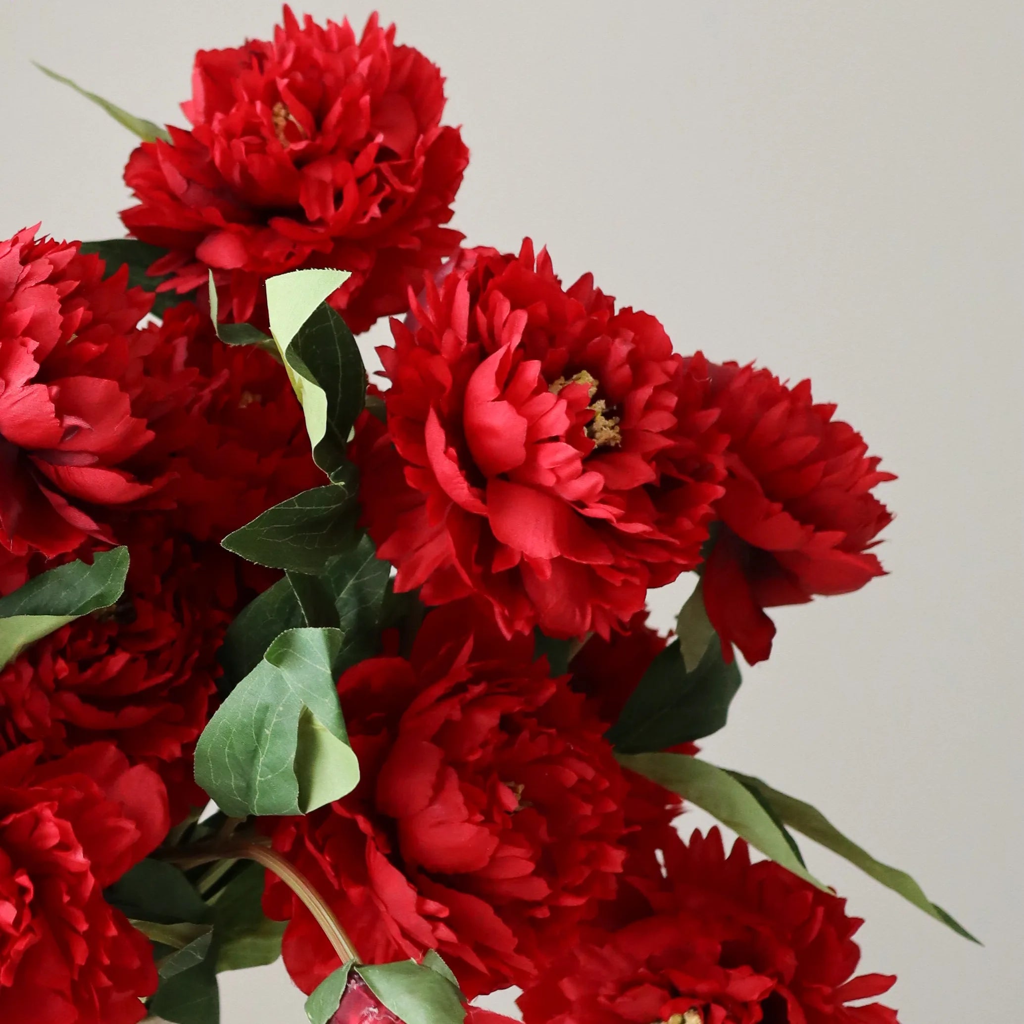 Dark Red Peony Bouquet — kunstbloemen boeket van Botane, detailfoto 2