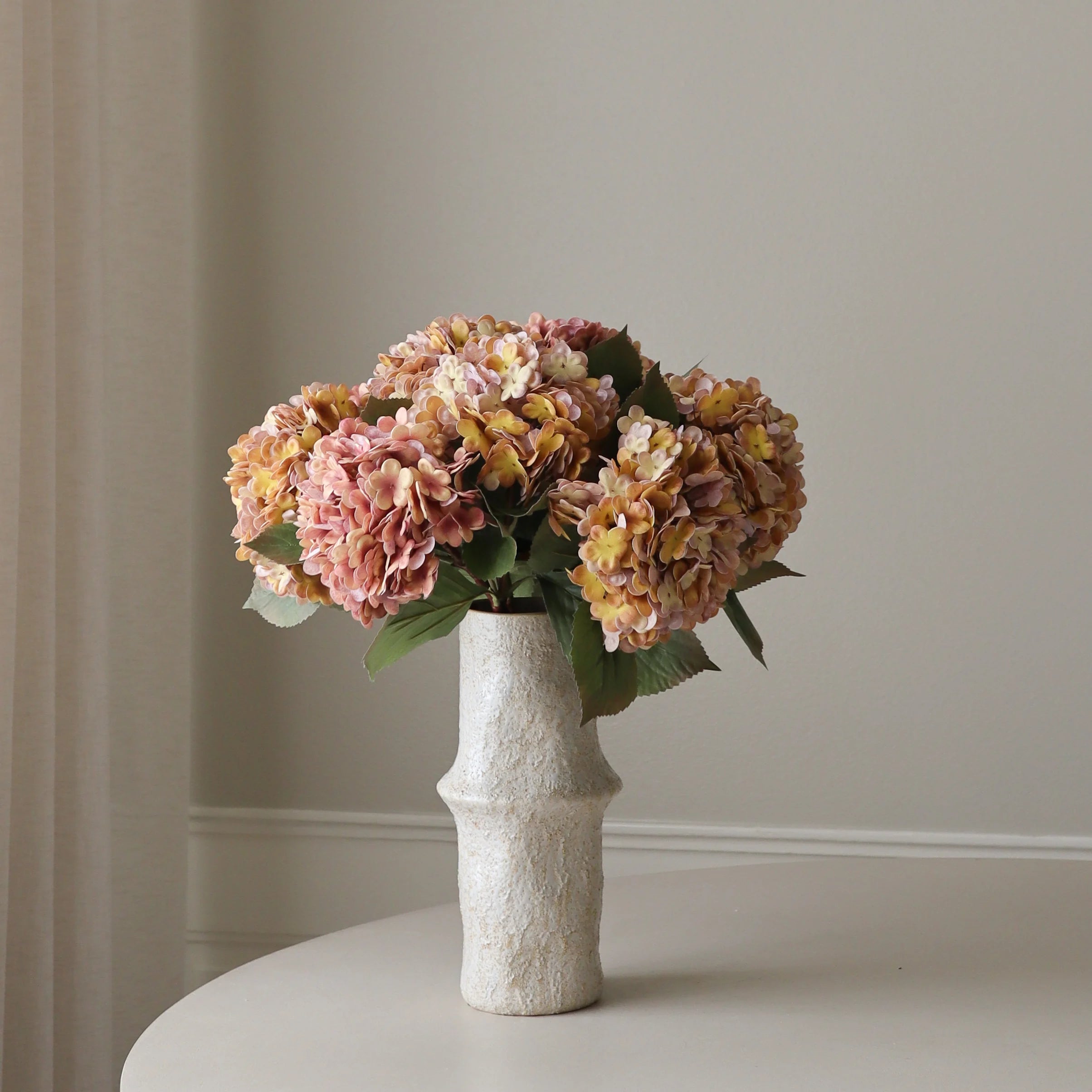 Seasonal Hydrangea Bouquet — kunstbloemen boeket van Botane, detailfoto 3