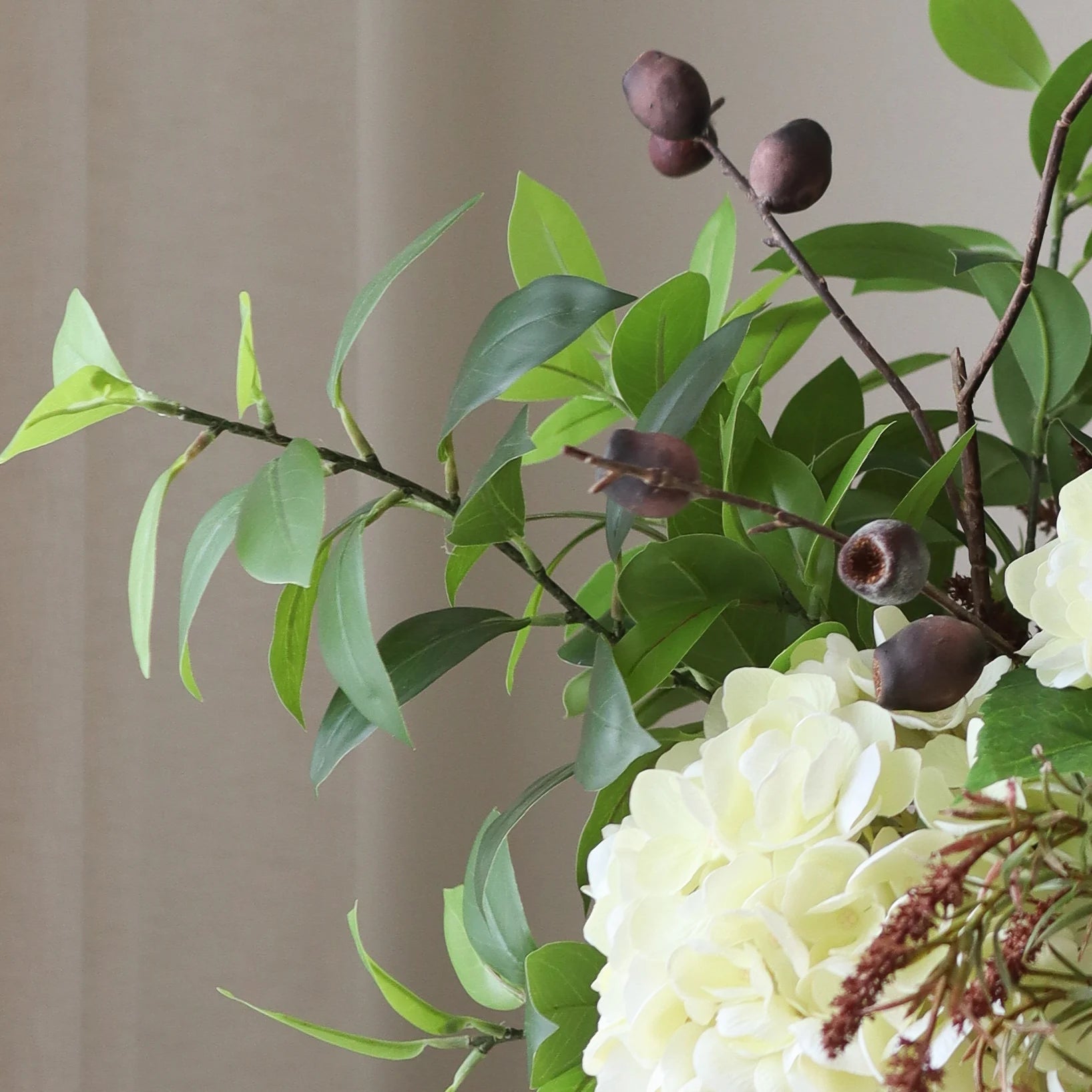 Pale Chestnut — kunstbloemen boeket van Botane, detailfoto 2