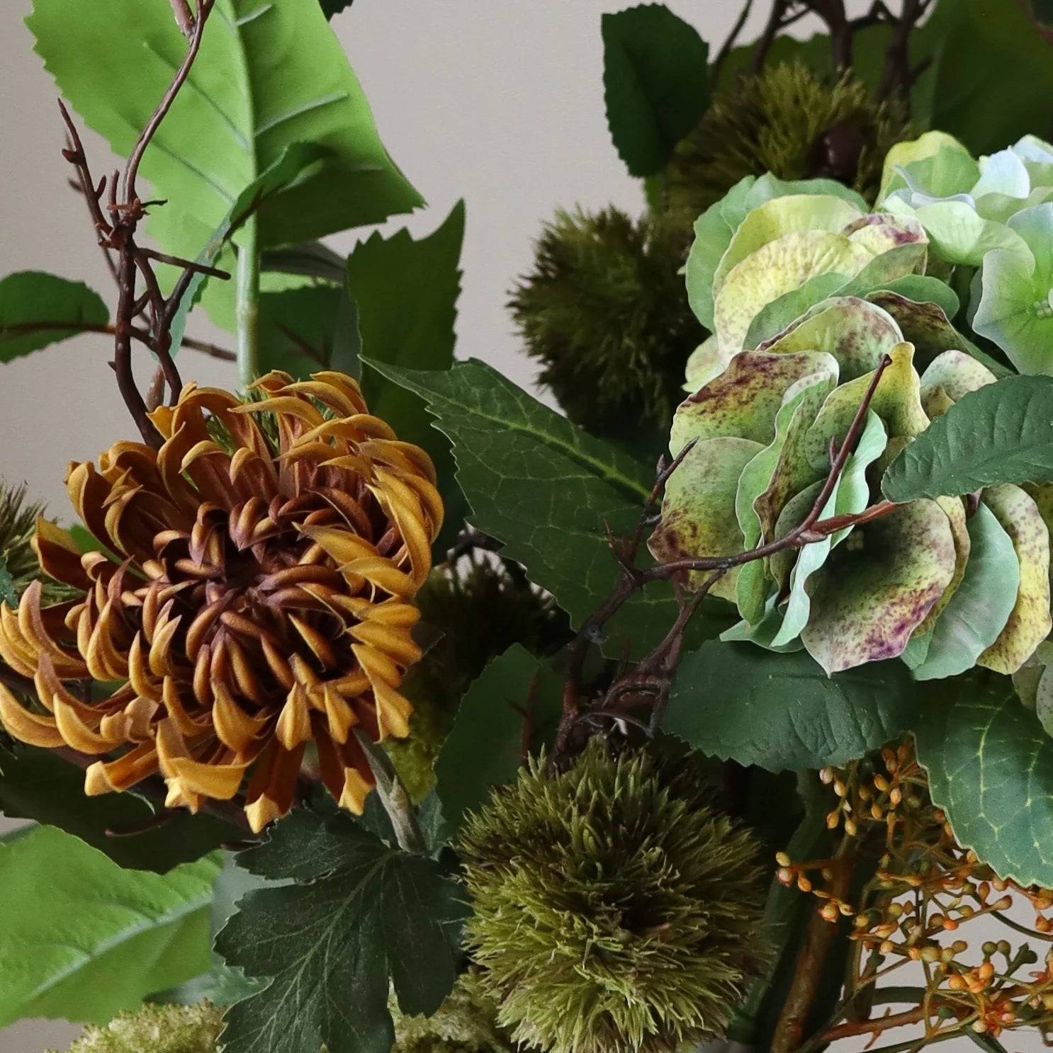 Golden Chestnut met vaas — kunstbloemen bundel van Botane, detailfoto 2